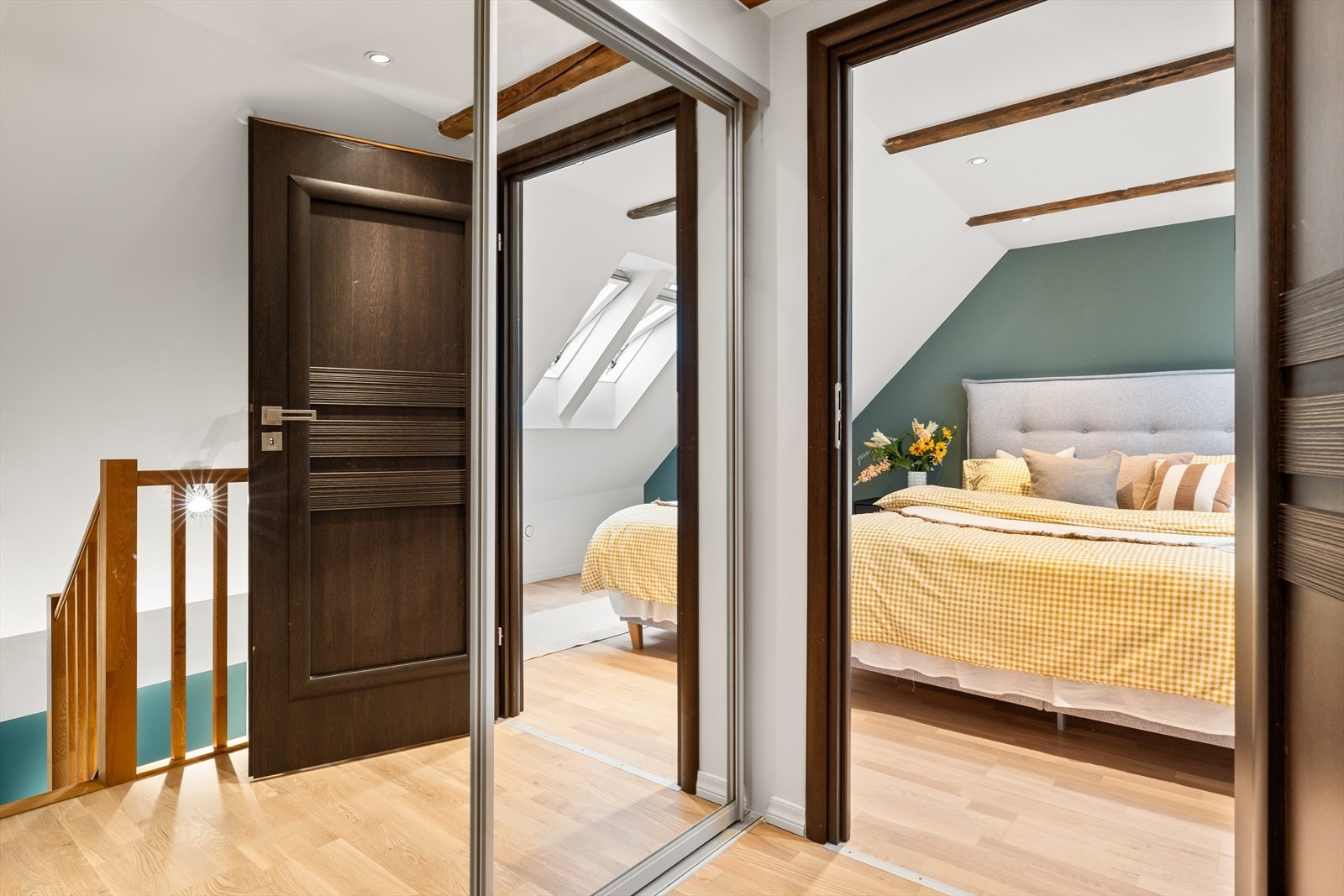 Det er praktisk innredet med garderobe i arealet utenfor soverommet. Galleribilde