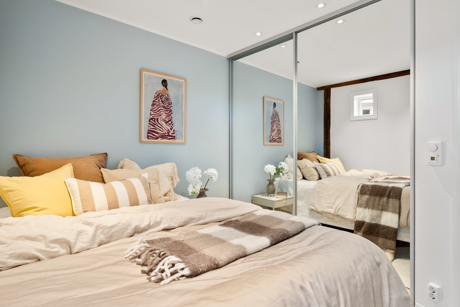 Soverommet har plass til innredning av dobbeltseng, garderobe og annet standard soveromsmøblement. Galleribilde