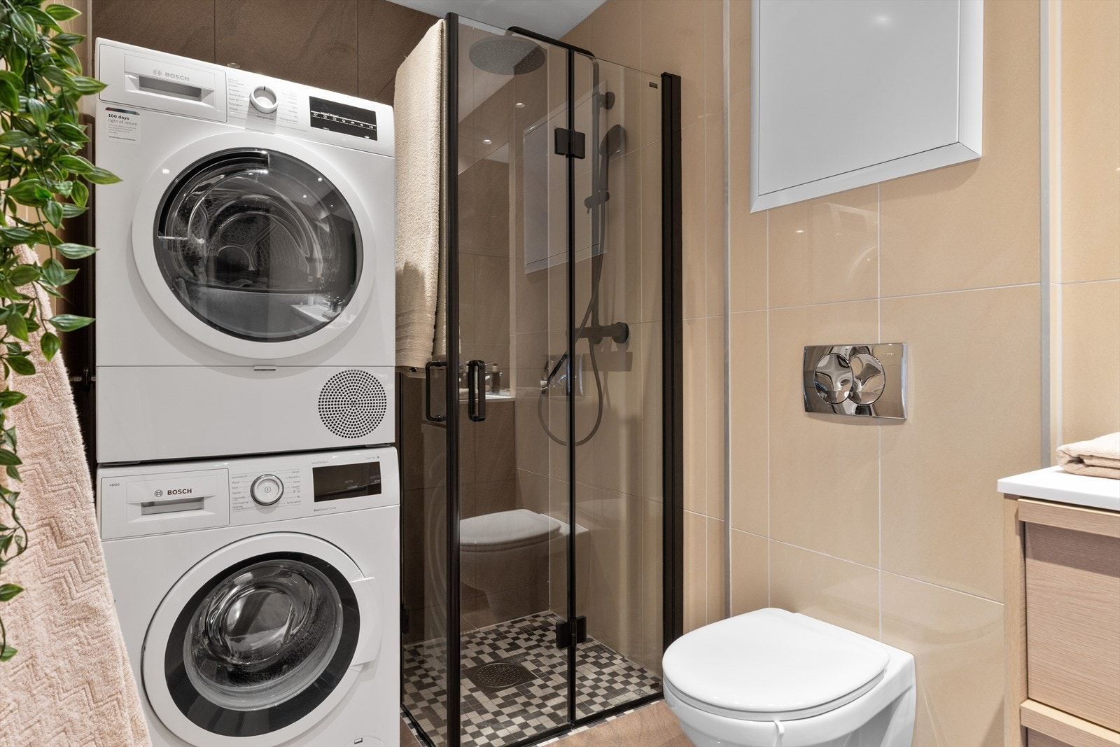 Badet er på 4,7 m² og er oppført med flislagte overflater på gulv og vegger. Galleribilde