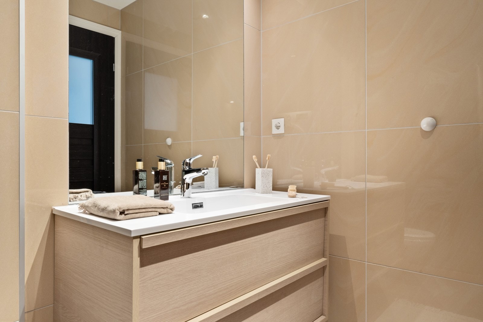 Badet er i lys og stilren utførelse. Galleribilde