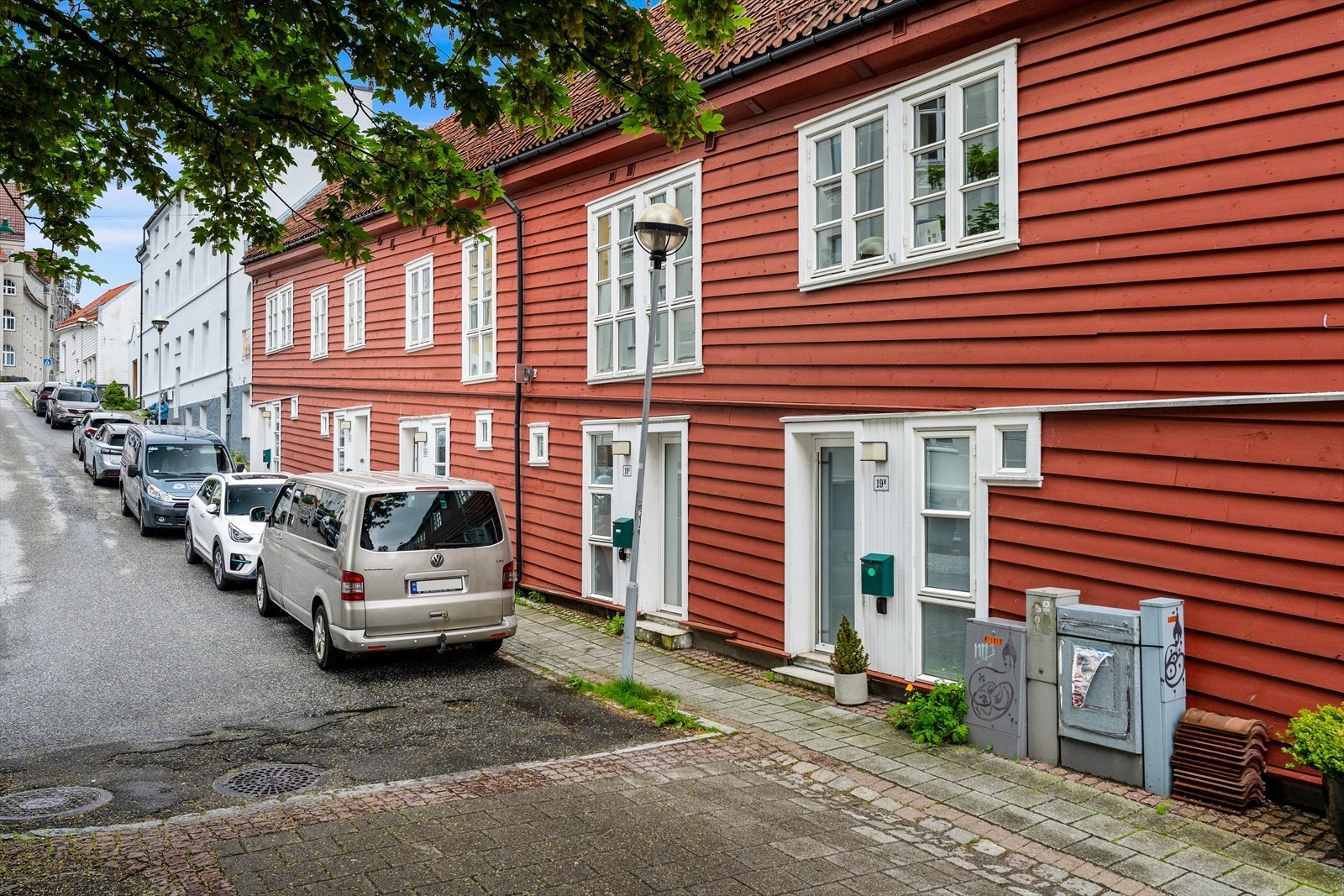 Området er kjent for sin sjarmerende bebyggelse og gode kombinasjon av byliv og naturnære kvaliteter. Galleribilde