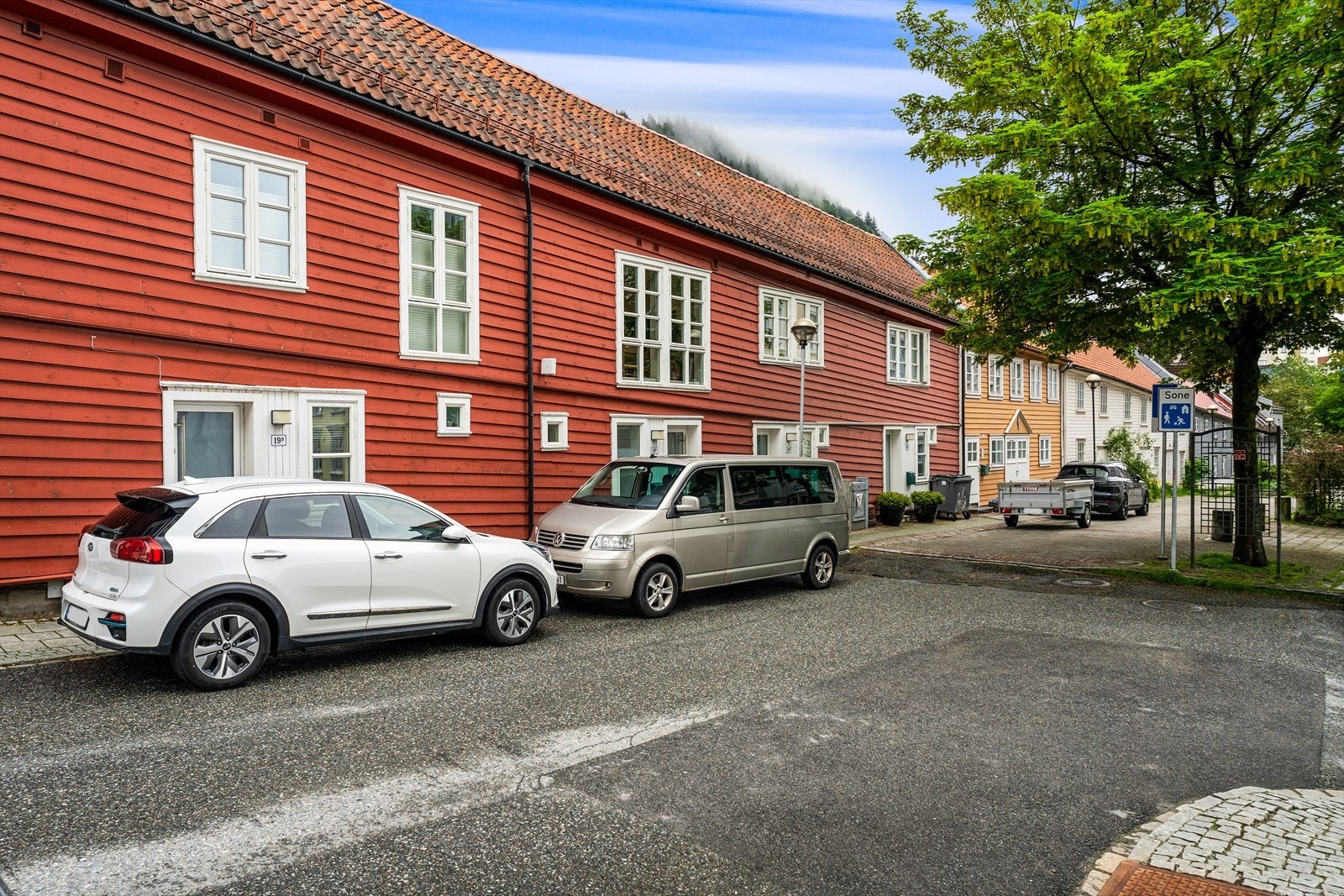 Her bor du i rolige omgivelser, samtidig som du har kort vei til Bergen sentrum og alt byen har å by på. Galleribilde