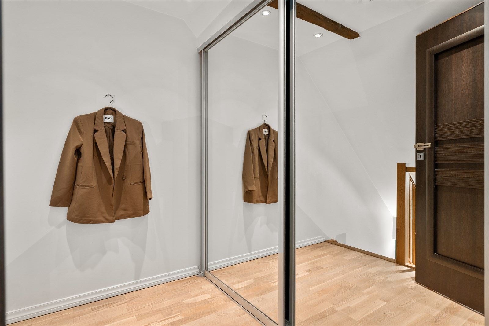 I loftsetasjen er det innredet med skyvedørsgarderobe som gir god lagringsplass. Galleribilde