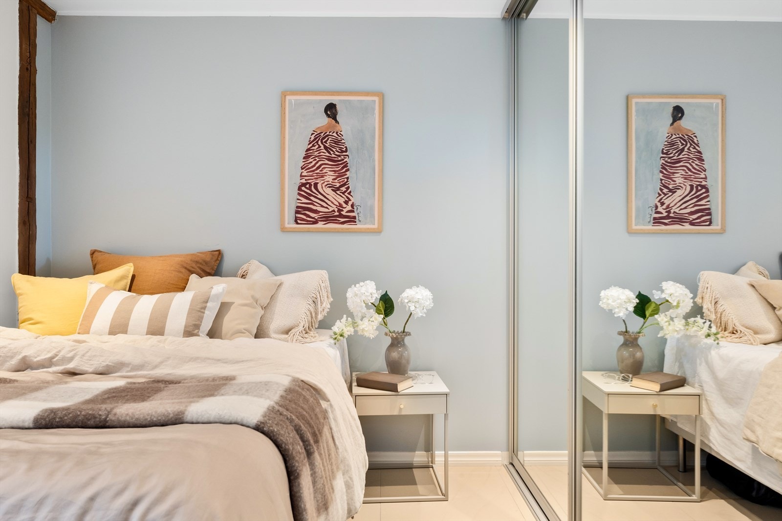 Soverommet er innredet med en romslig skyvedørsgarderobe. Galleribilde