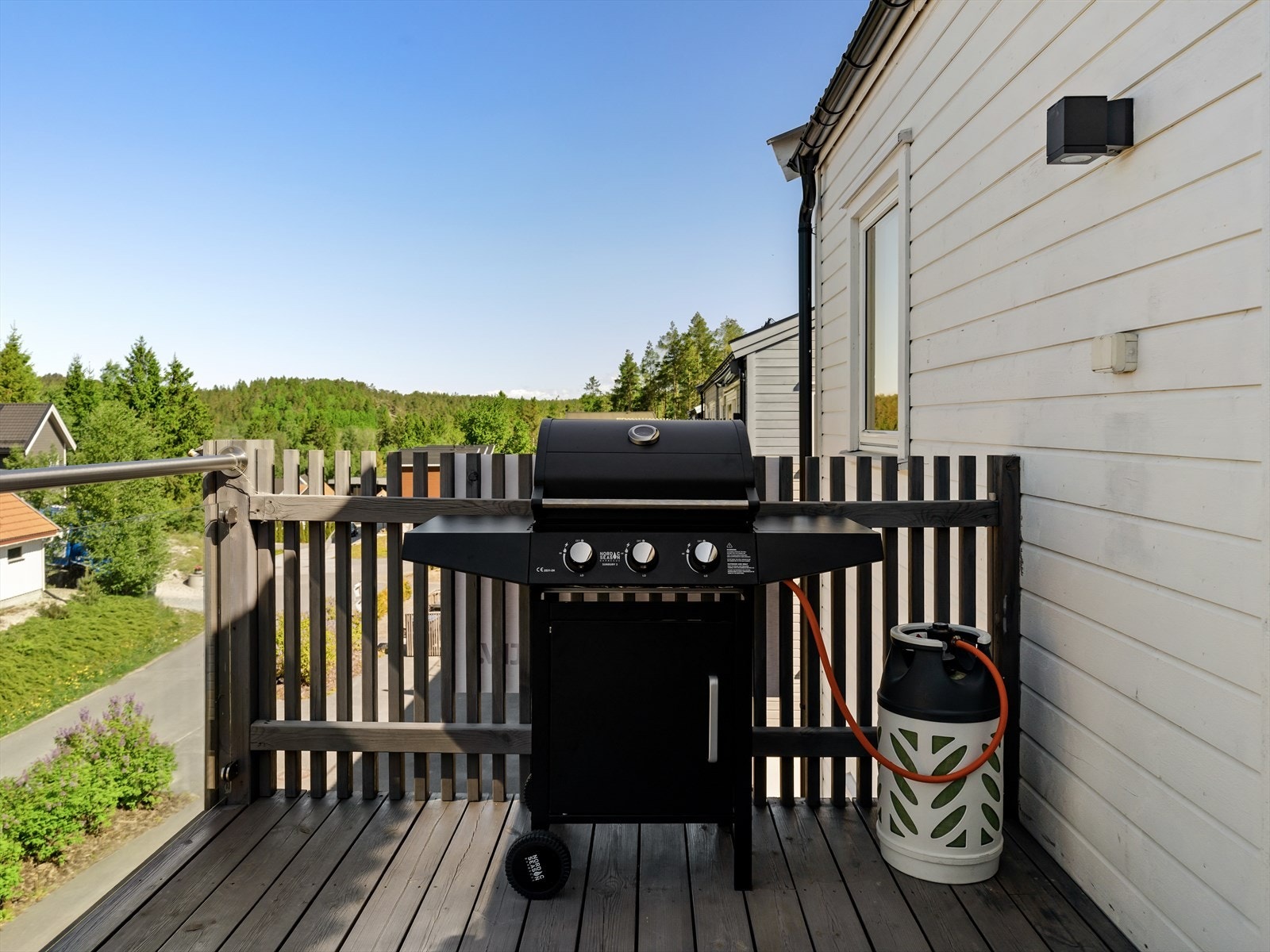 Veranda med plass til spisegruppe og grill Galleribilde