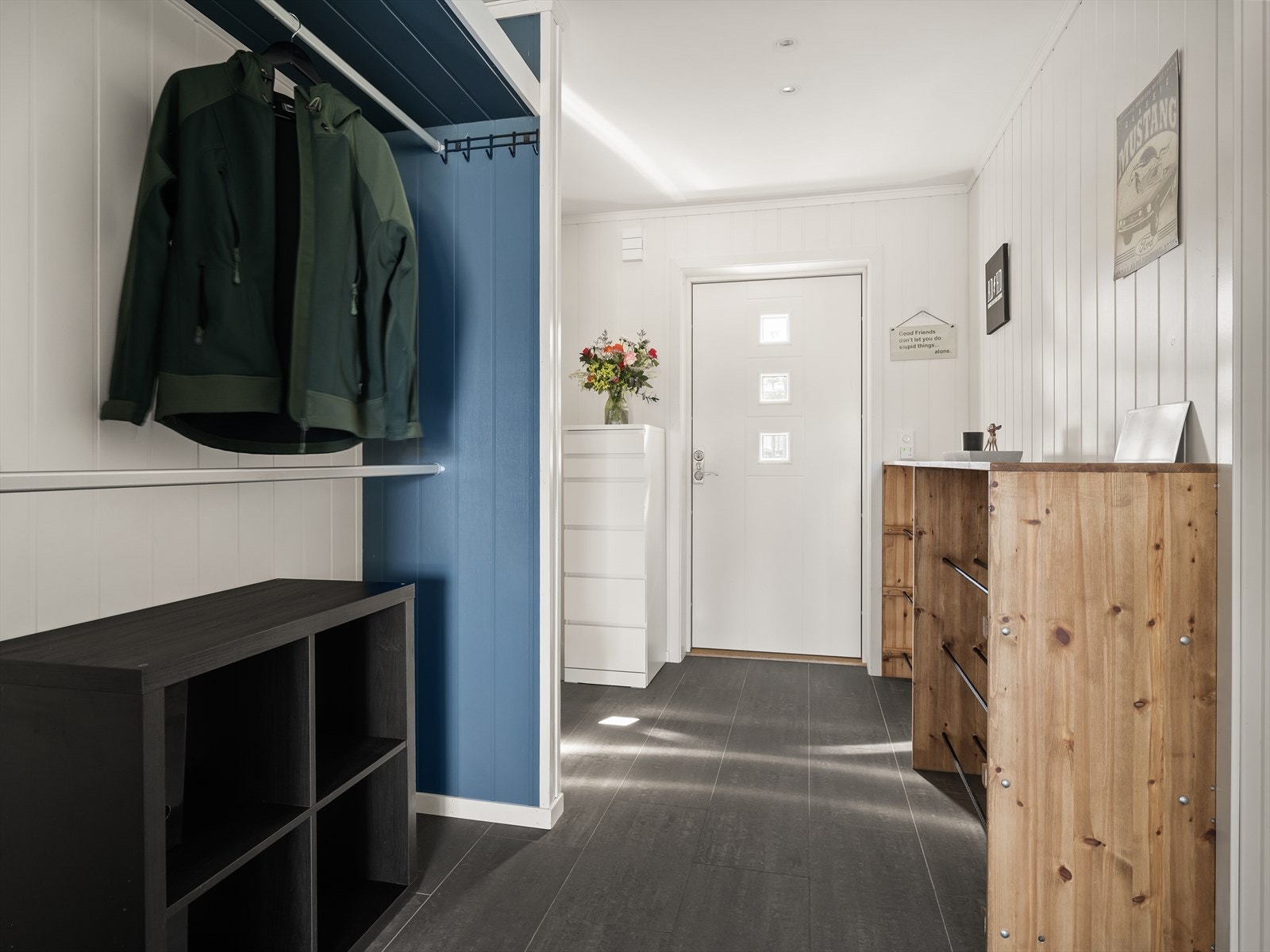 Entre med god plass til garderobe Galleribilde
