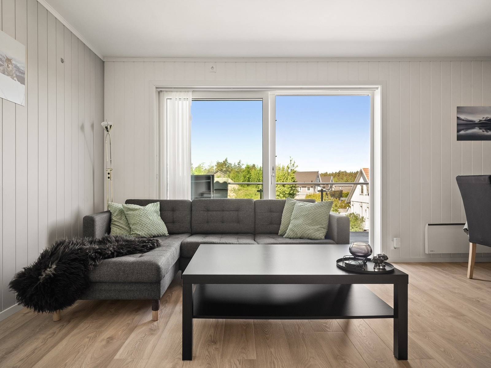 Stuen har utgang til vestvendt veranda Galleribilde