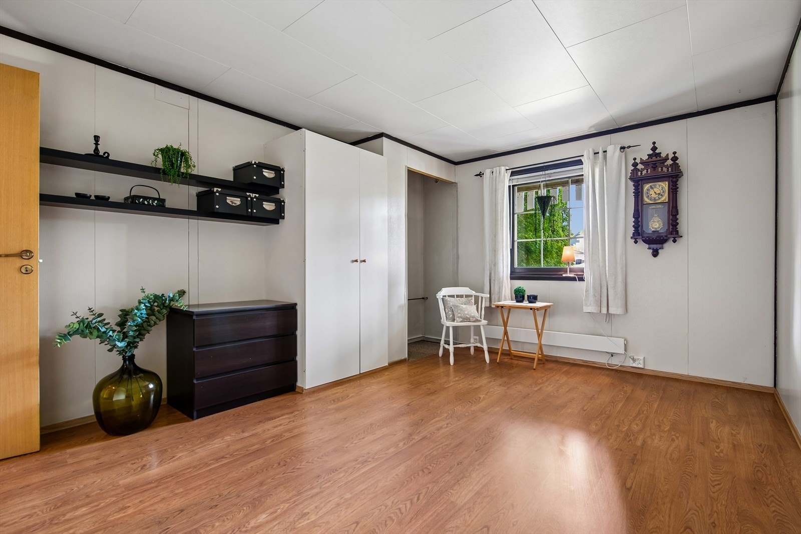 Etasjen har ytterligere et soverom med plass til seng og oppbevaringsmøbler. Galleribilde