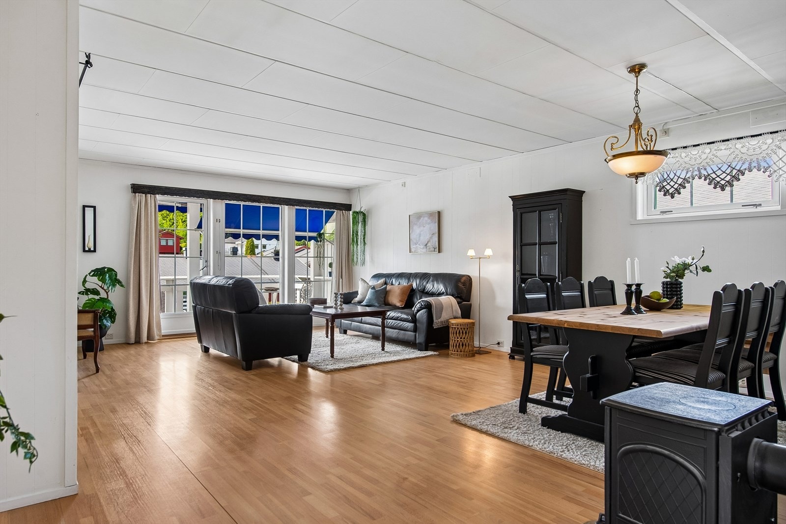 Stuen har god plass til både en romslig sofagruppe og en egen spisestue. Galleribilde
