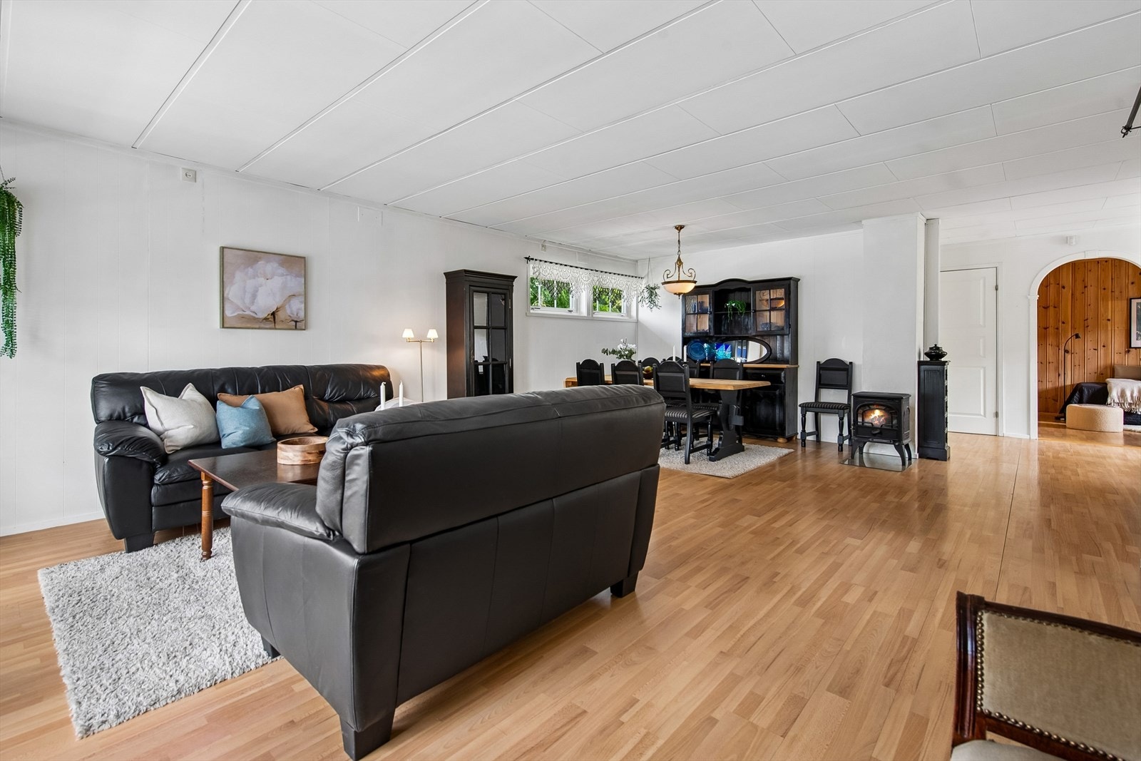 Stuen er romslig og har en åpen løsning mot en egen TV-stue. Galleribilde