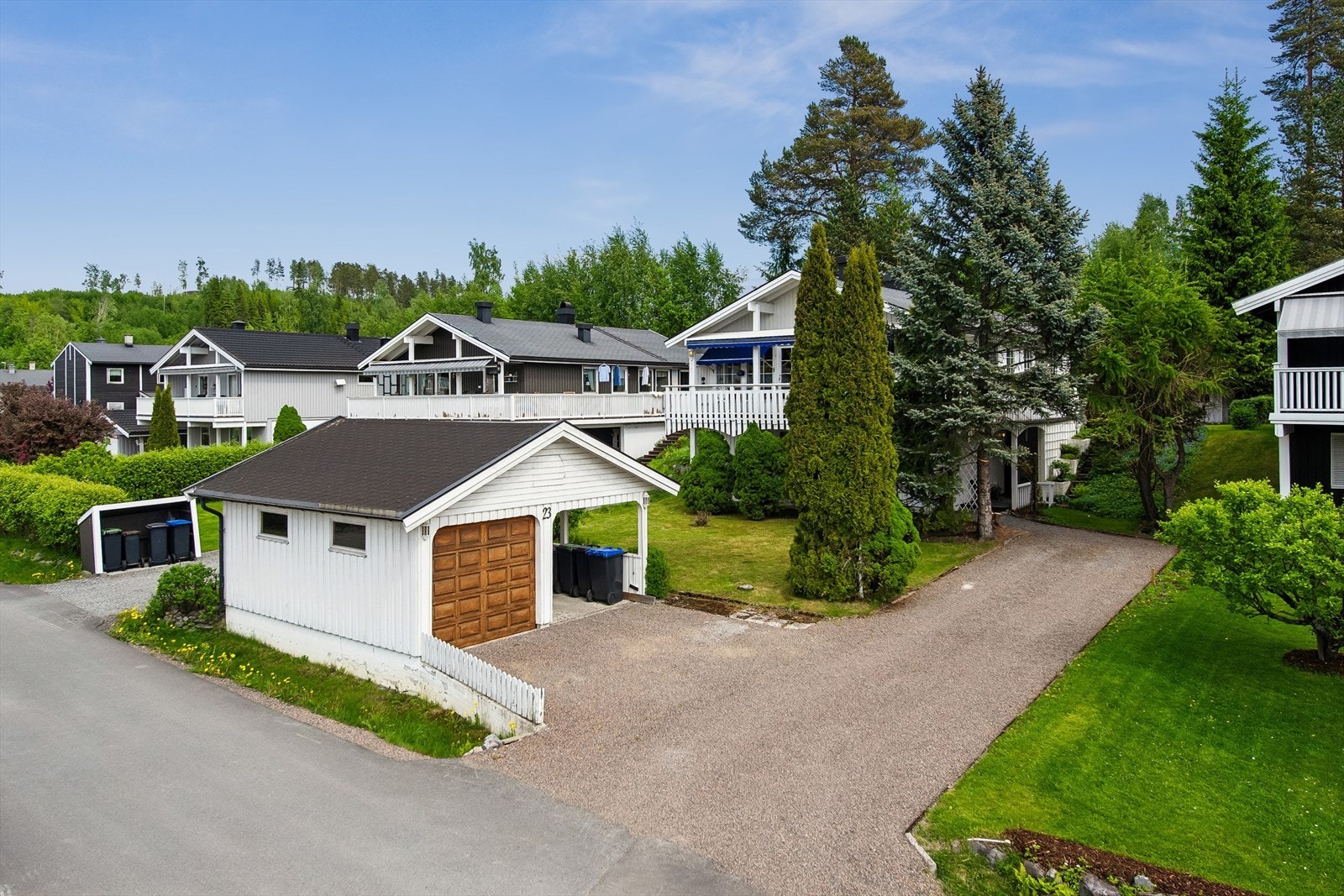 Enebolig fra 1983 med privat vannledning skiftet i 2023. Eiendommen har både garasje og carport. Galleribilde