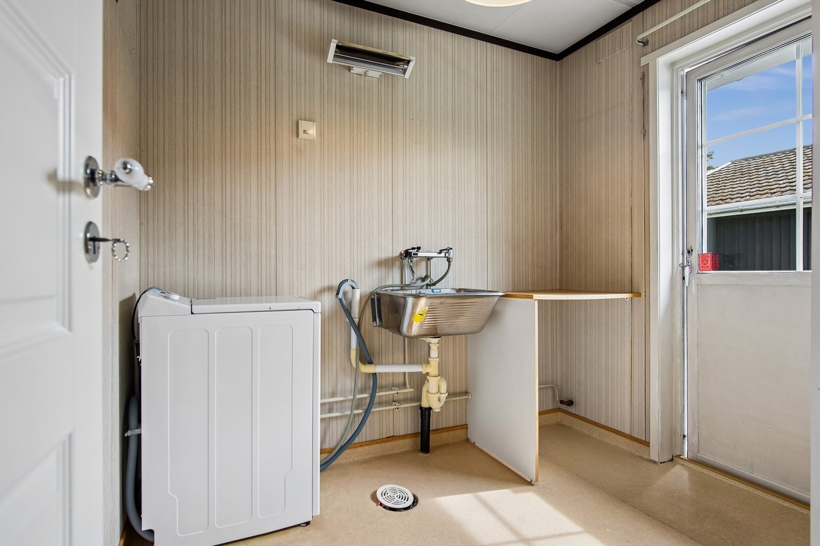 Vaskerommet er utstyrt med utslagsvask og har opplegg for vaskemaskin. Galleribilde