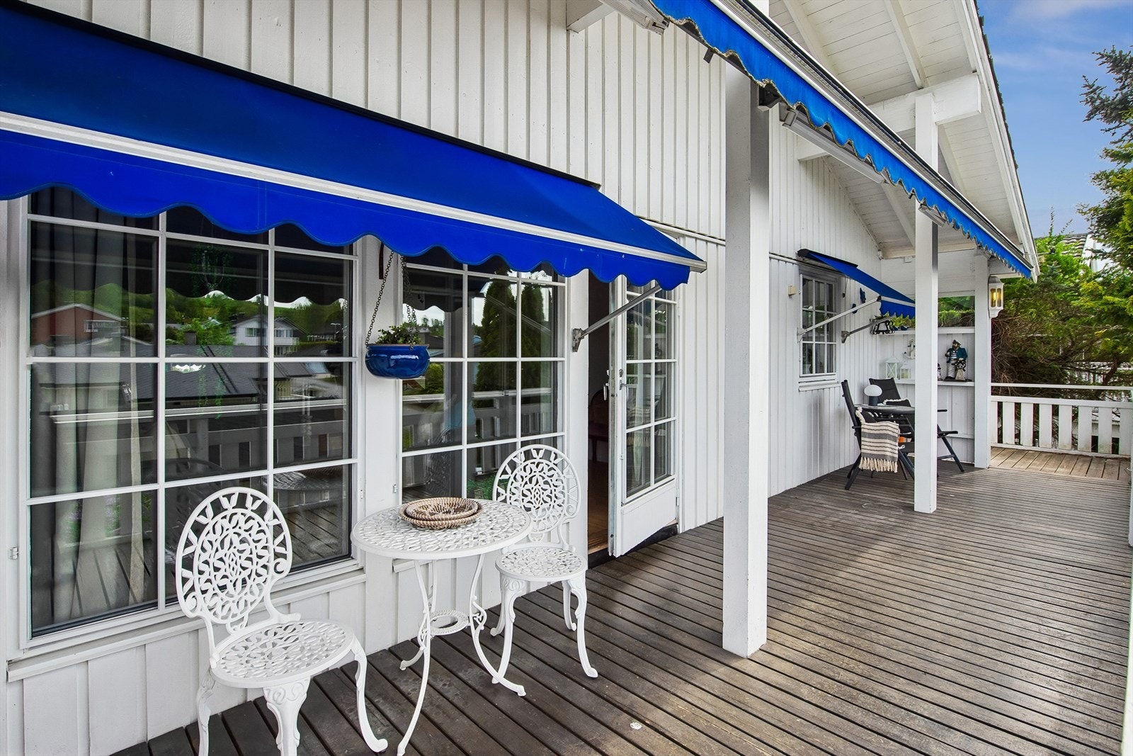 Fra stuen er det utgang til en 32 m² stor, vestvendt terrasse. Galleribilde