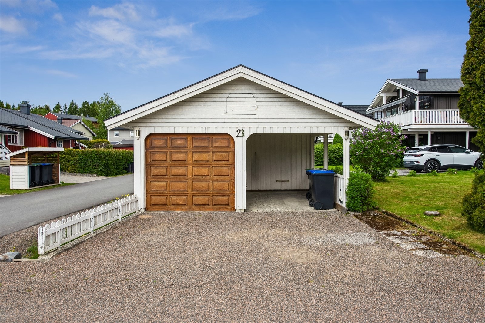 Til eiendommen hører en garasje med leddport og portåpner, samt en tilhørende carport. Galleribilde
