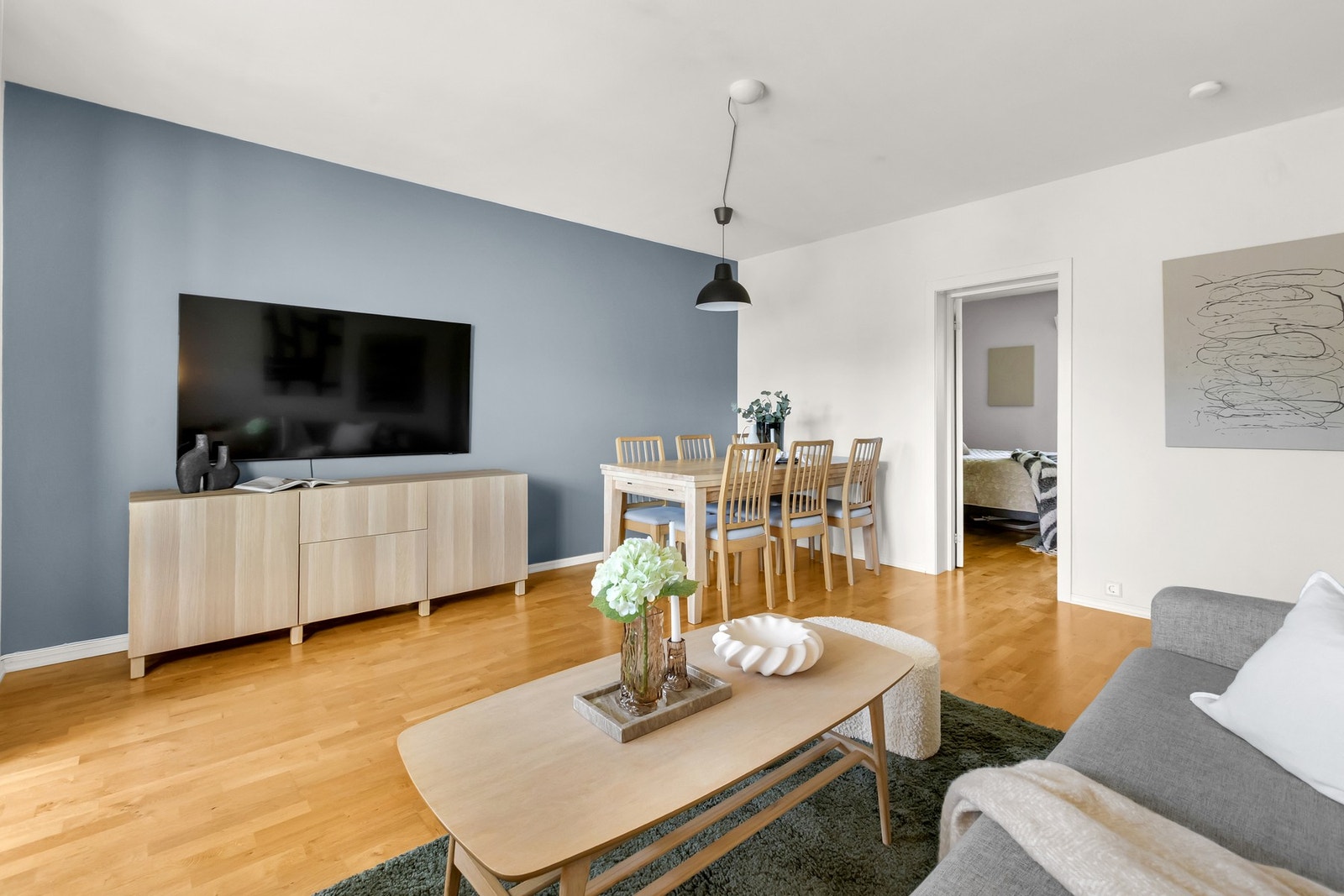Her er det god plass til både sofagruppe, spisebord og øvrig møblement Galleribilde