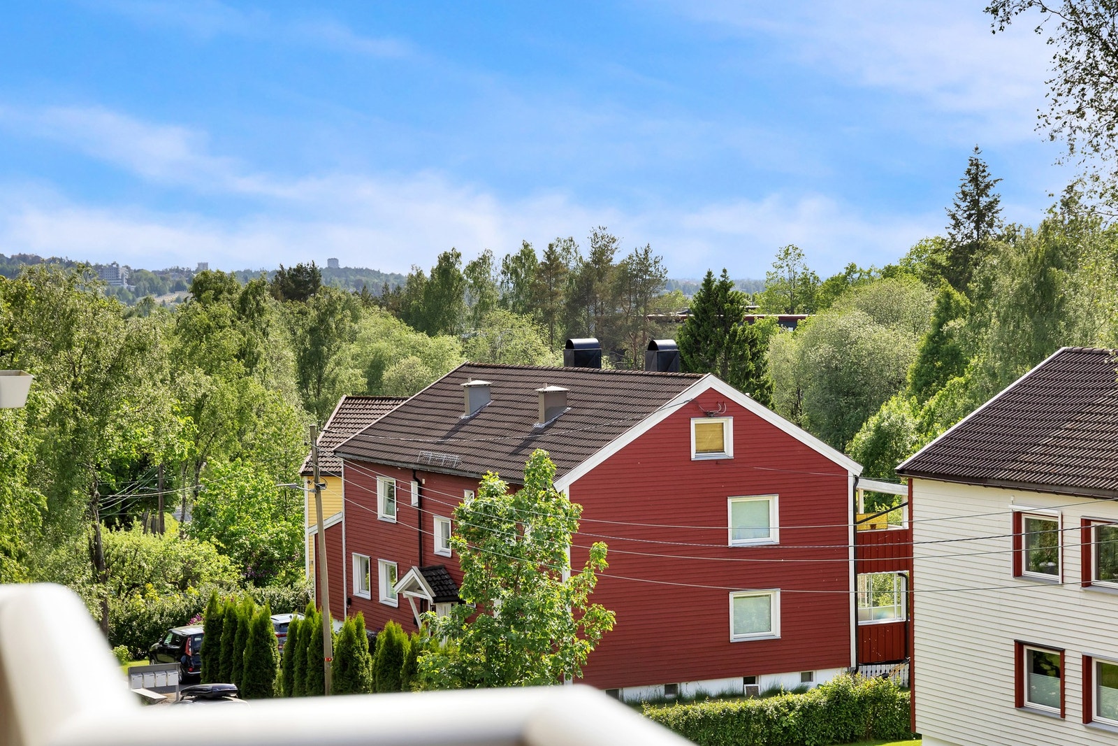 Nydelig utsyn mot grøntområden fra balkong. Galleribilde