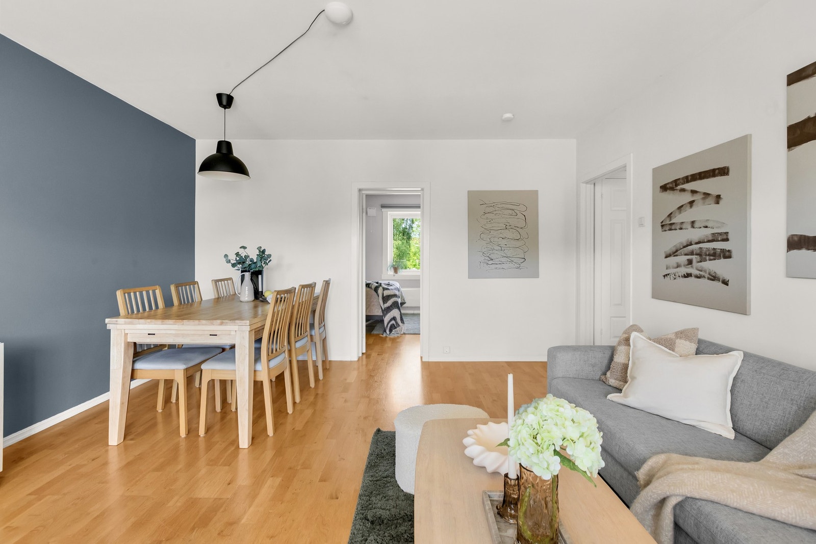 Nymalte vegger 2026 (de tre lyse veggerne i stuen er nymalt) Galleribilde