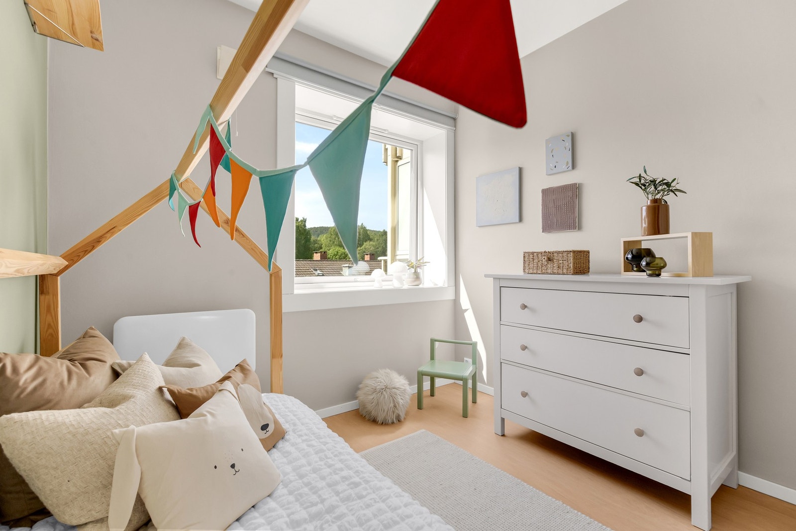 Rommet har gode innredningsmuligheter og fint lysinnslipp. Galleribilde