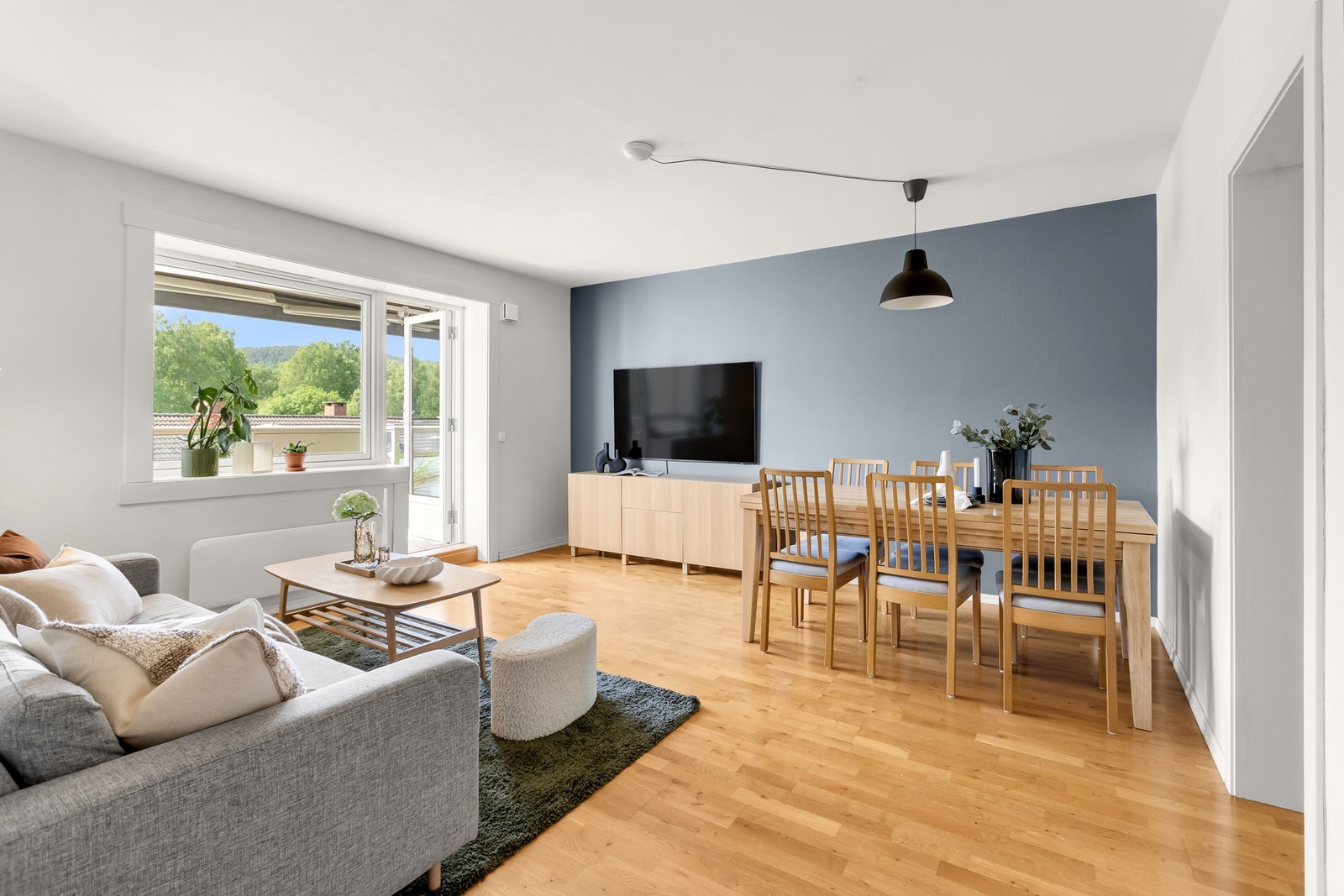 Lys og trivelig stue med store vindusflater som slipper inn rikelig med naturlig lys. Galleribilde