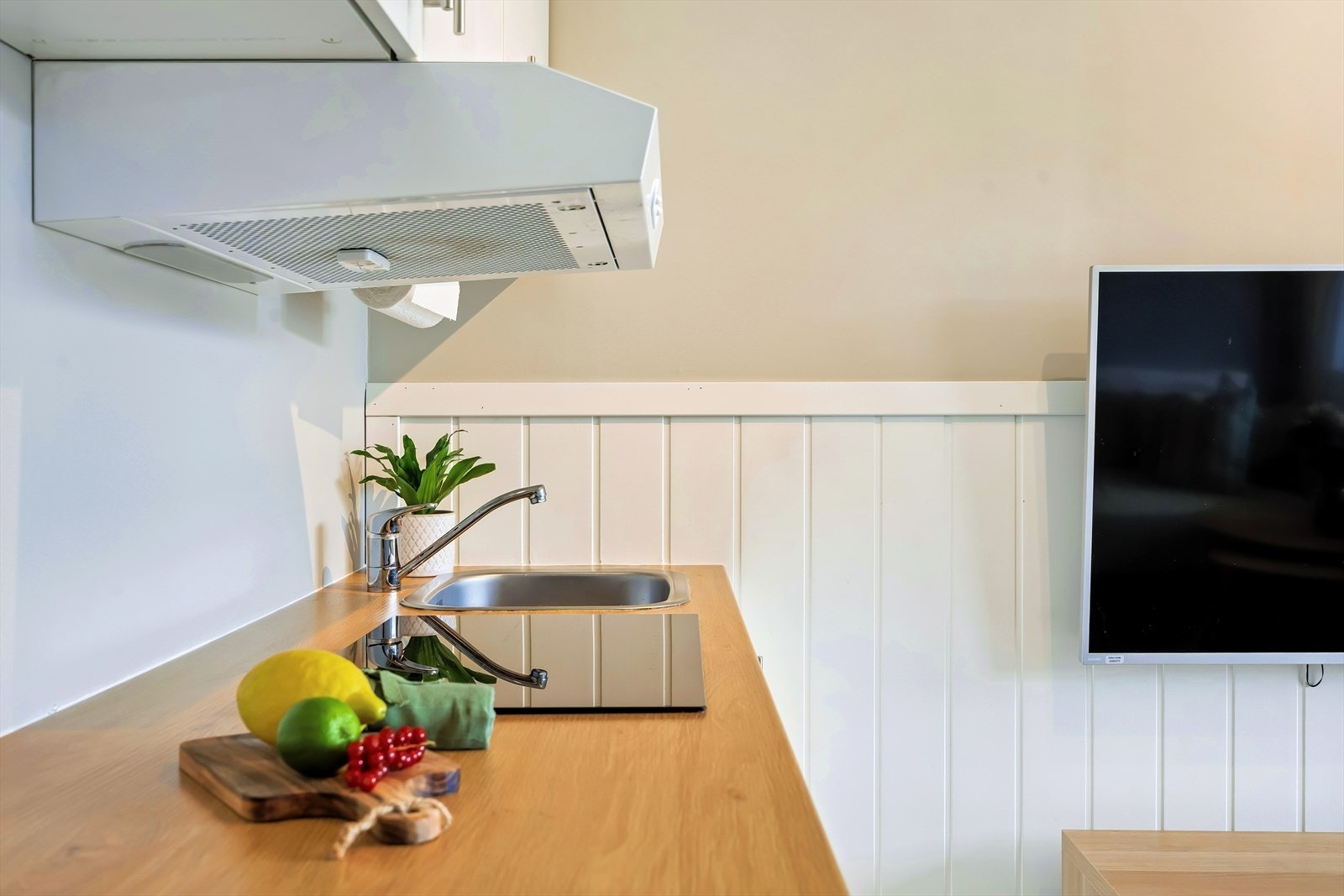 Kjøkkenet er utstyrt med integrert induksjonstopp og stekeovn, samt ventilator med kullfilter. Galleribilde