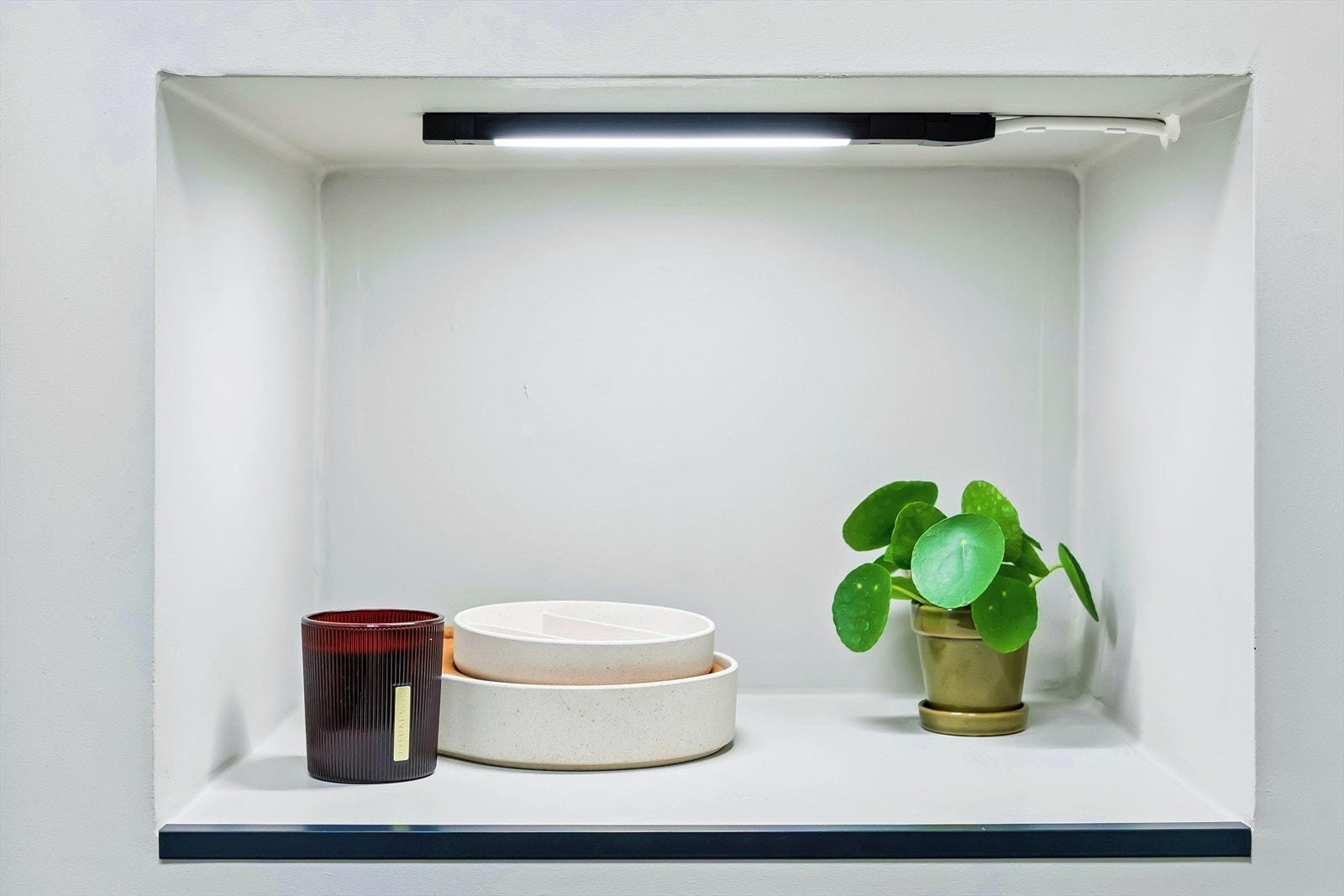 En smart, innfelt hylle med belysning gir ekstra oppbevaringsplass på badet. Galleribilde