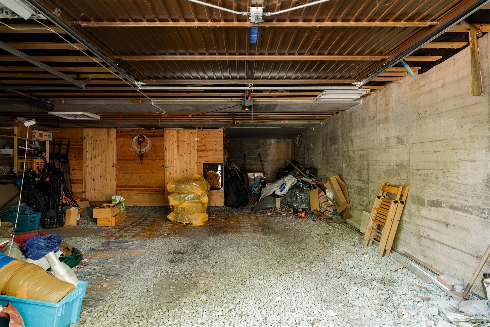 Lagring ellers: Dobbelgarasje i kjeller på ca. 48 m² med elbillader (Proxll ladeboks). Garasjen har to boder på til sammen ca. 14 m². Utebod ved inngangspartiet på ca. 6 m². Kryploft med lagringsplass med stige opp fra et av soverommene i 2. etasje Galleribilde