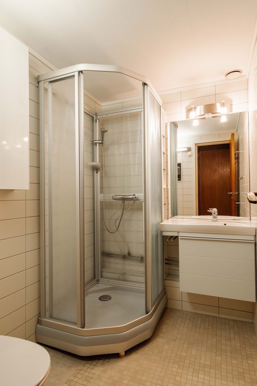 Bad underetasje - det perfekte badet for gjestene så man ikke føler seg "for tett på" hverandre i juleferien. Her kan både gjestene og nabobarna løpe rett inn fra hagen for et raskt dobesøk uten å skitne til hele stuen med sko. Galleribilde