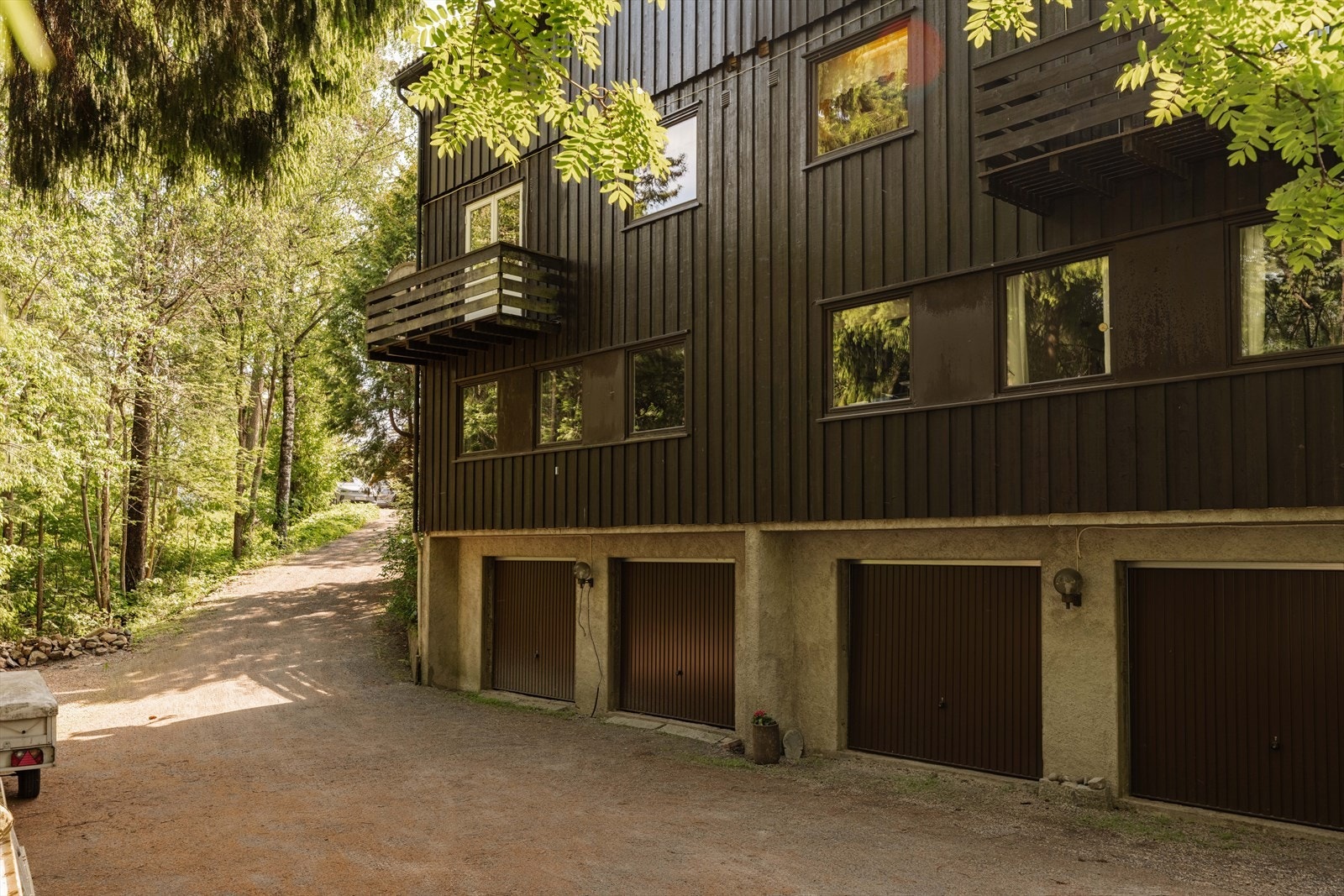 Her bor du fint til med lettvint adkomst ned til garasjene. Galleribilde