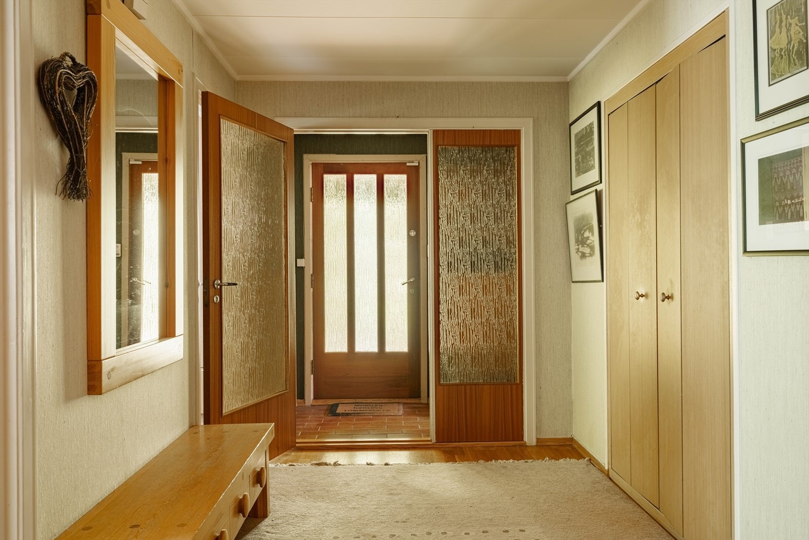 Boligen har et romslig inngangsparti med eget vindfang og direkte adkomst til innvendig bod som f.eks kan benyttes som walk-in-closet. Galleribilde