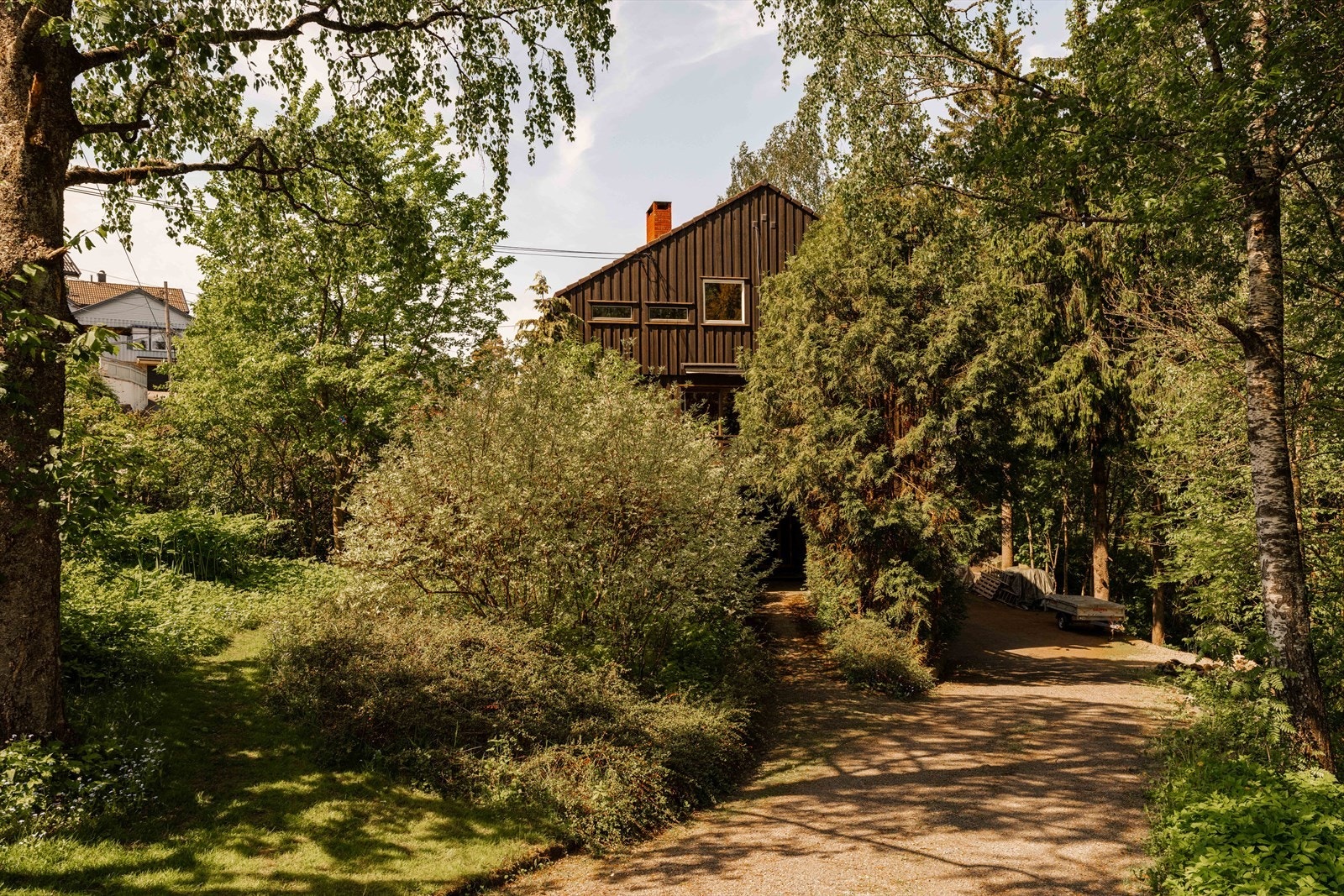 Boligen har en stor og frodig hage med gode solforhold og en fantastisk beliggenhet helt inntil et hyggelig og grønt skogholt. Galleribilde