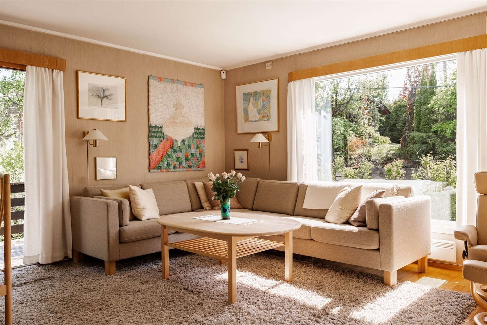 Stuen er romslig og har plass til en stor sofagruppe. Galleribilde