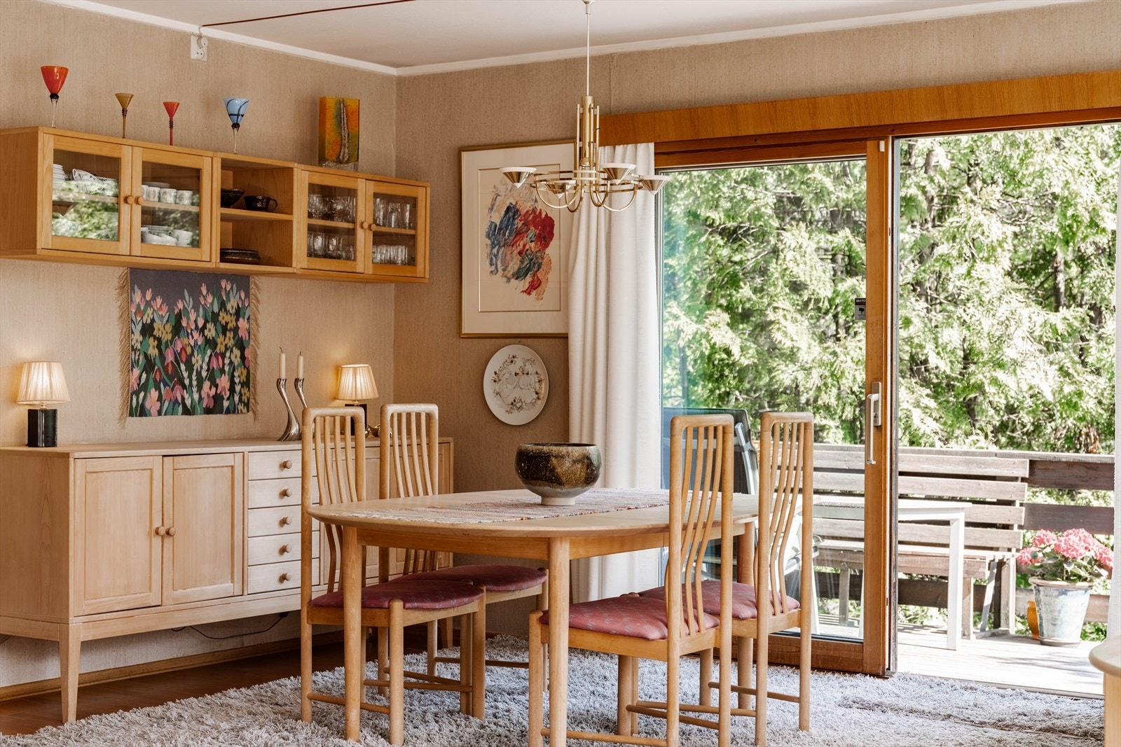 God plass til langbord hvor du kan invitere hele familien til middagsselskaper. Galleribilde