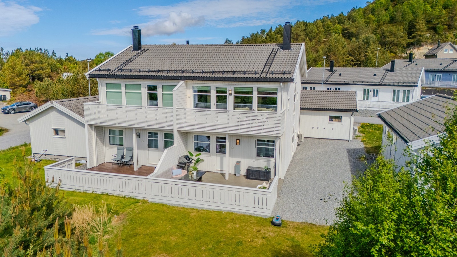 Velkommen til en moderne og innholdsrik halvpart av tomannsbolig i rolige omgivelser (Bilder Lillys studio) Galleribilde
