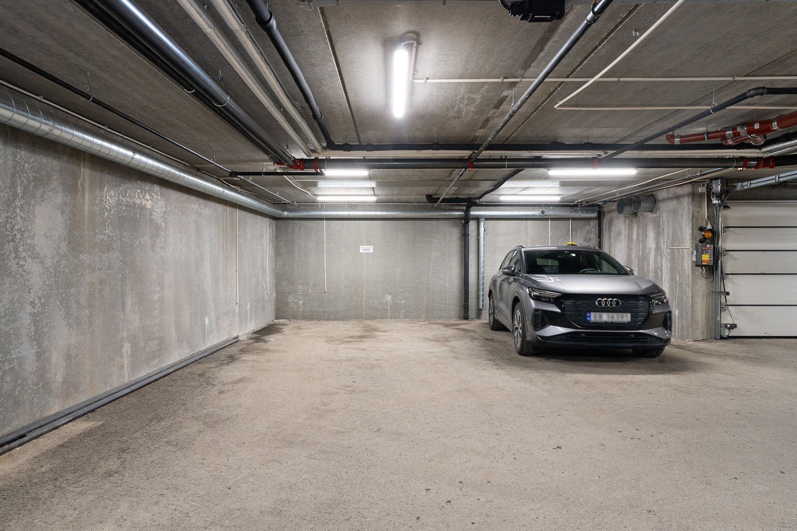 Leiligheten disponerer én parkeringsplass i garasjeanlegget.