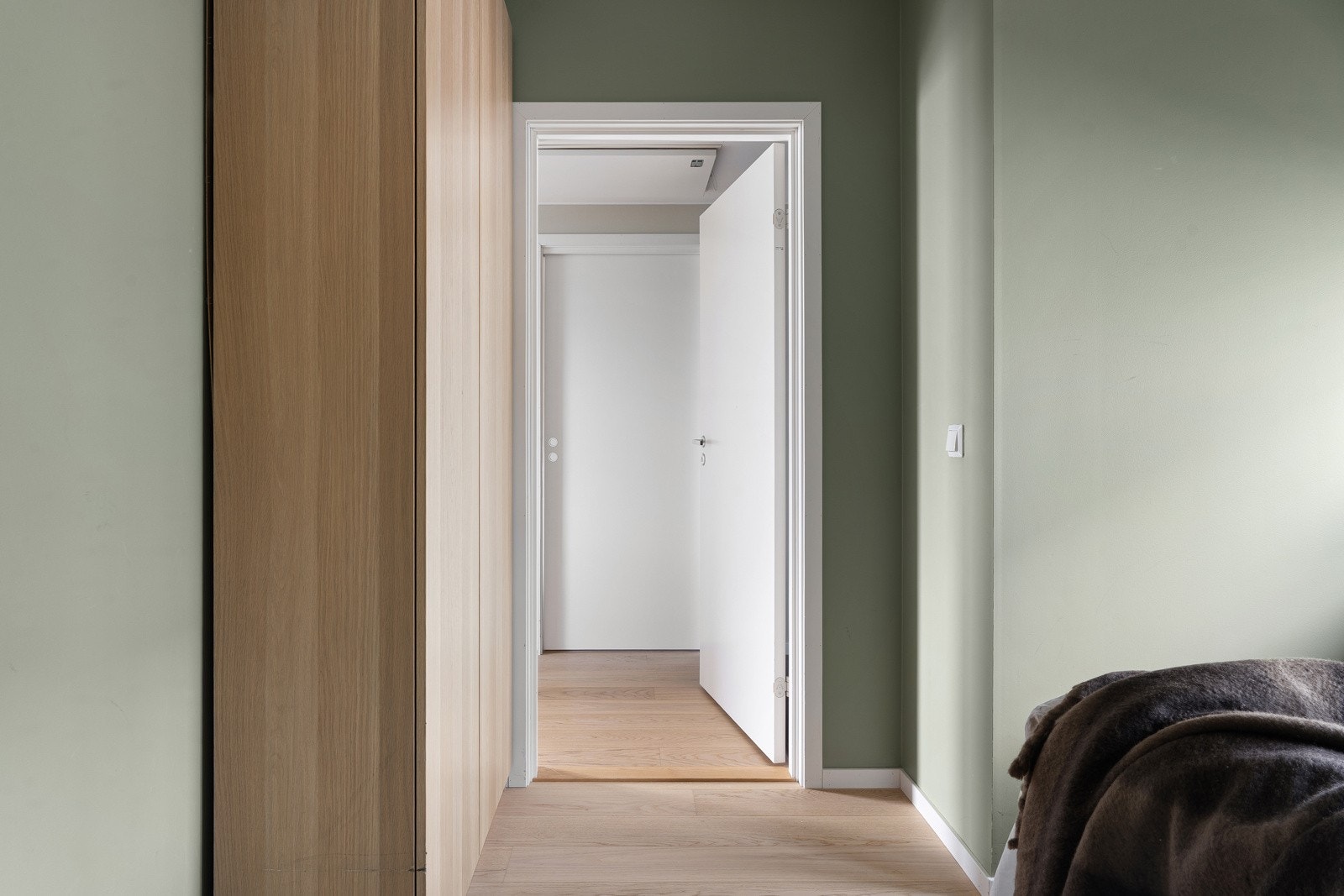 Det er innredet med garderobeskap på soverom, noe som bidrar til oppbevaringsplass. Man har for øvrig også en sportsbod på 6m² i tilknytning til garasjen.