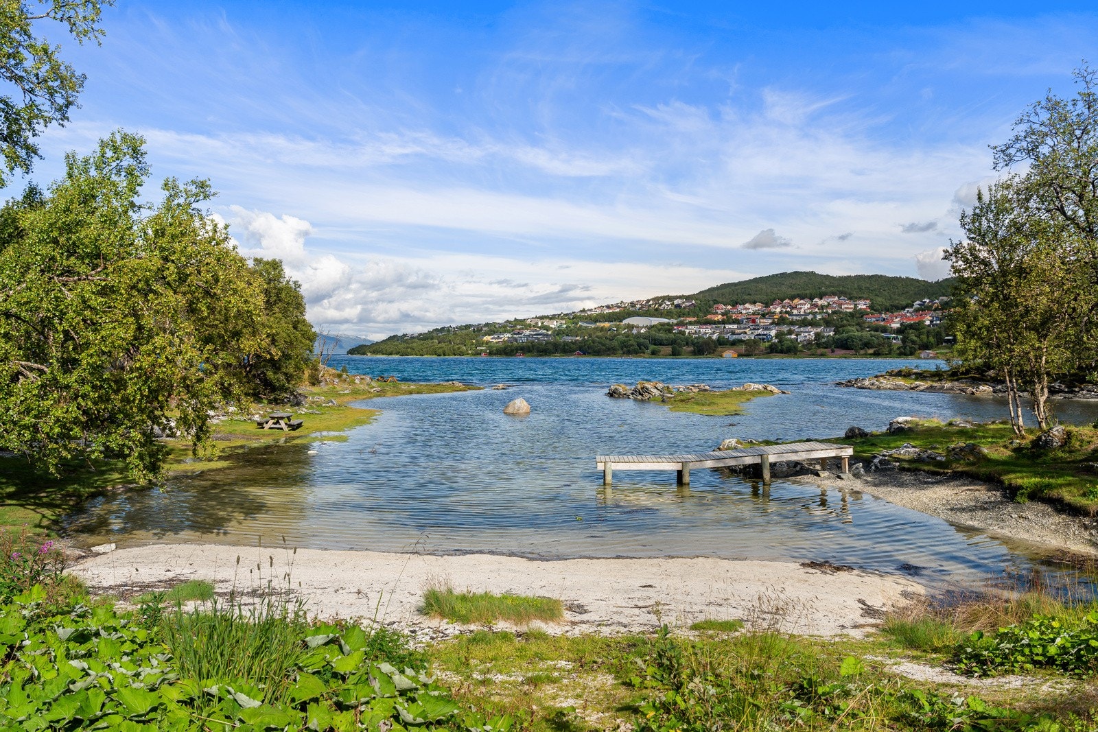 Nærområdet byr på fantastisk natur, med både turløype, fjære og strand.