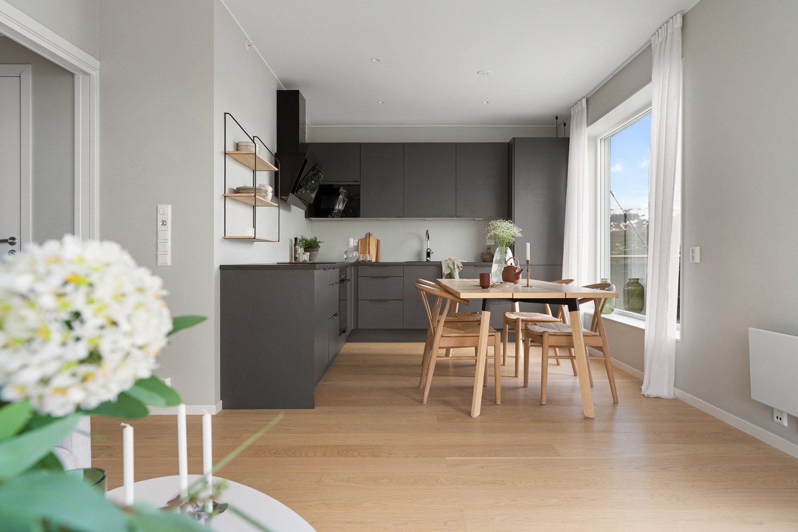 Kjøkkenet framstår stilrent og funksjonelt.
