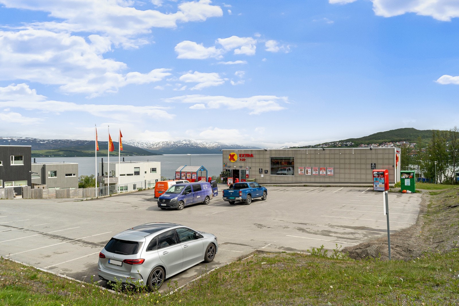 Dagligvarebutikk, skole og barnehage i kort gåavstand fra leiligheten. Det er også busstopp her med gode forbindelser til bl.a. Tromsø sentrum og UiT/UNN.Solneset Coop Extra i gangavstand fra leiligheten.