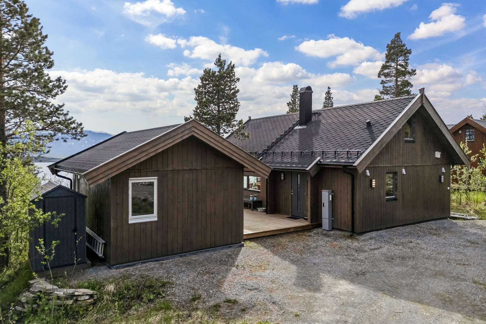 Praktisk inngangsparti med enkel adkomst til fritidsboligen og tilhørende anneks. Velkommen på visning! Galleribilde