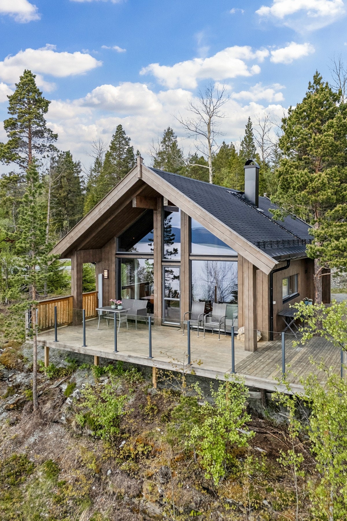 Spennende fasade med gode lysflater. Galleribilde