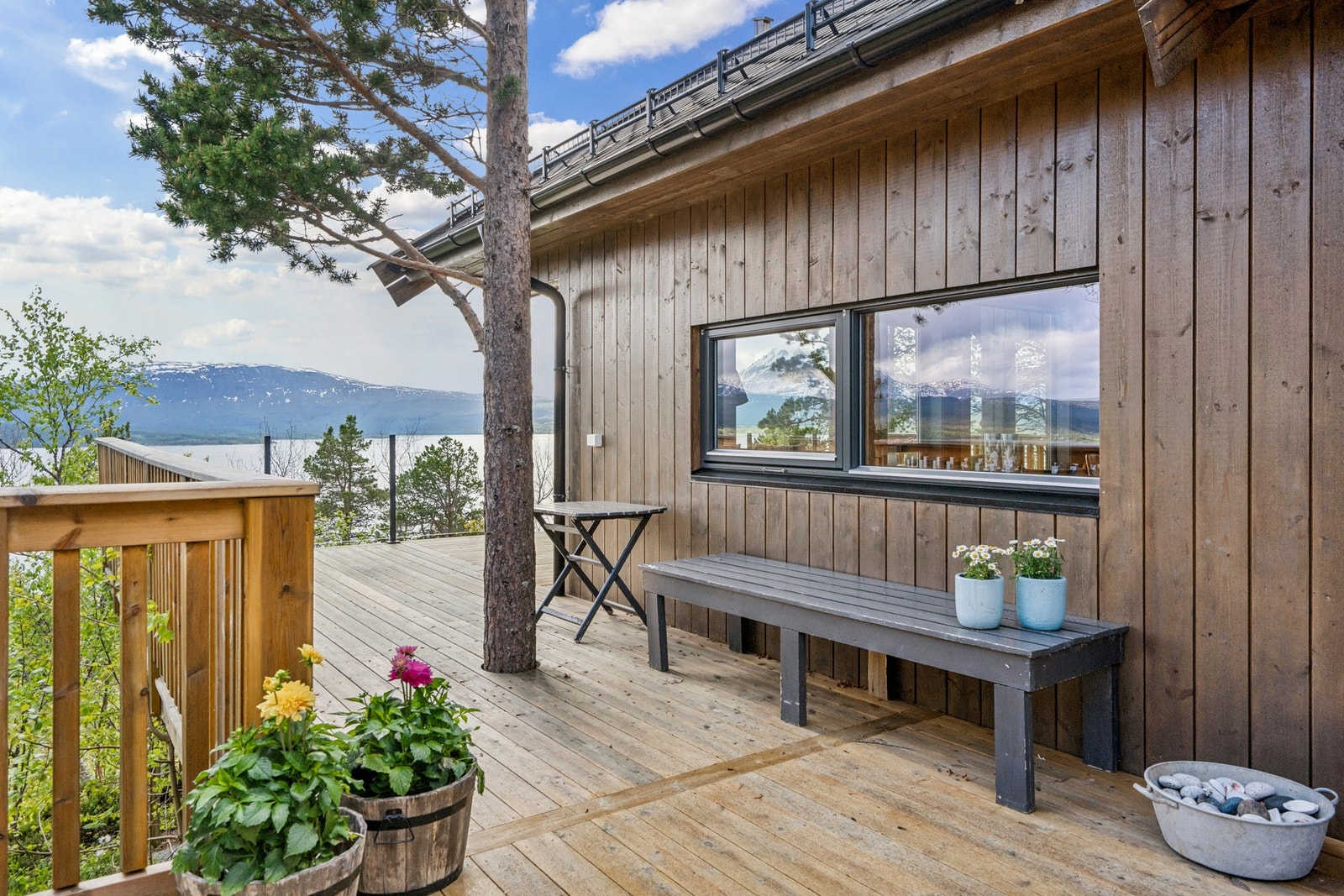 Dette er en fritidsbolig med moderne preg, samtidig som den har beholdt den lune og gode hyttefølelsen - fint egnet for opphold med familie og venner gjennom hele året. Galleribilde