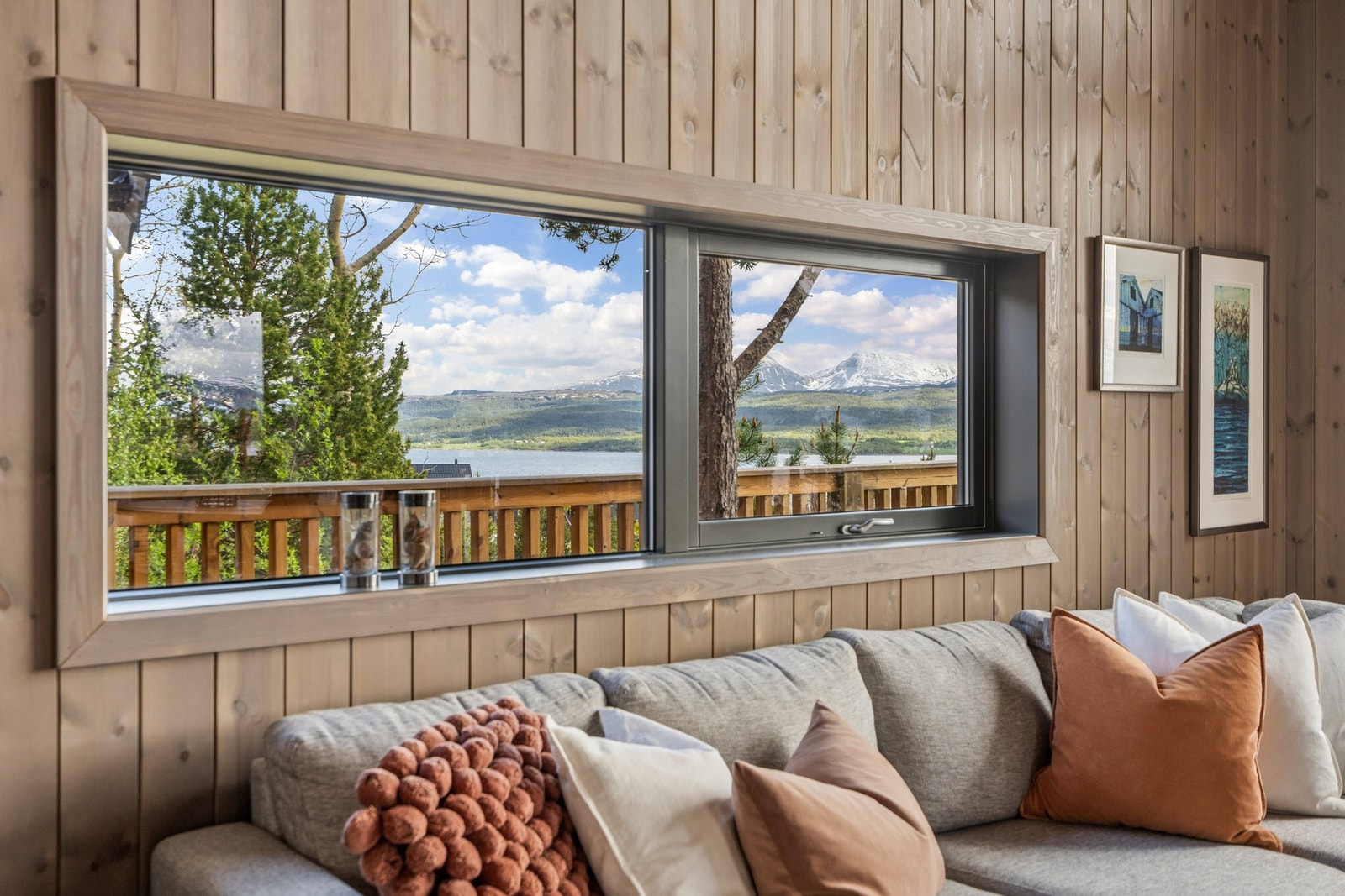 Utsyn fra stuen mot terrasse og omkringliggende natur. Galleribilde