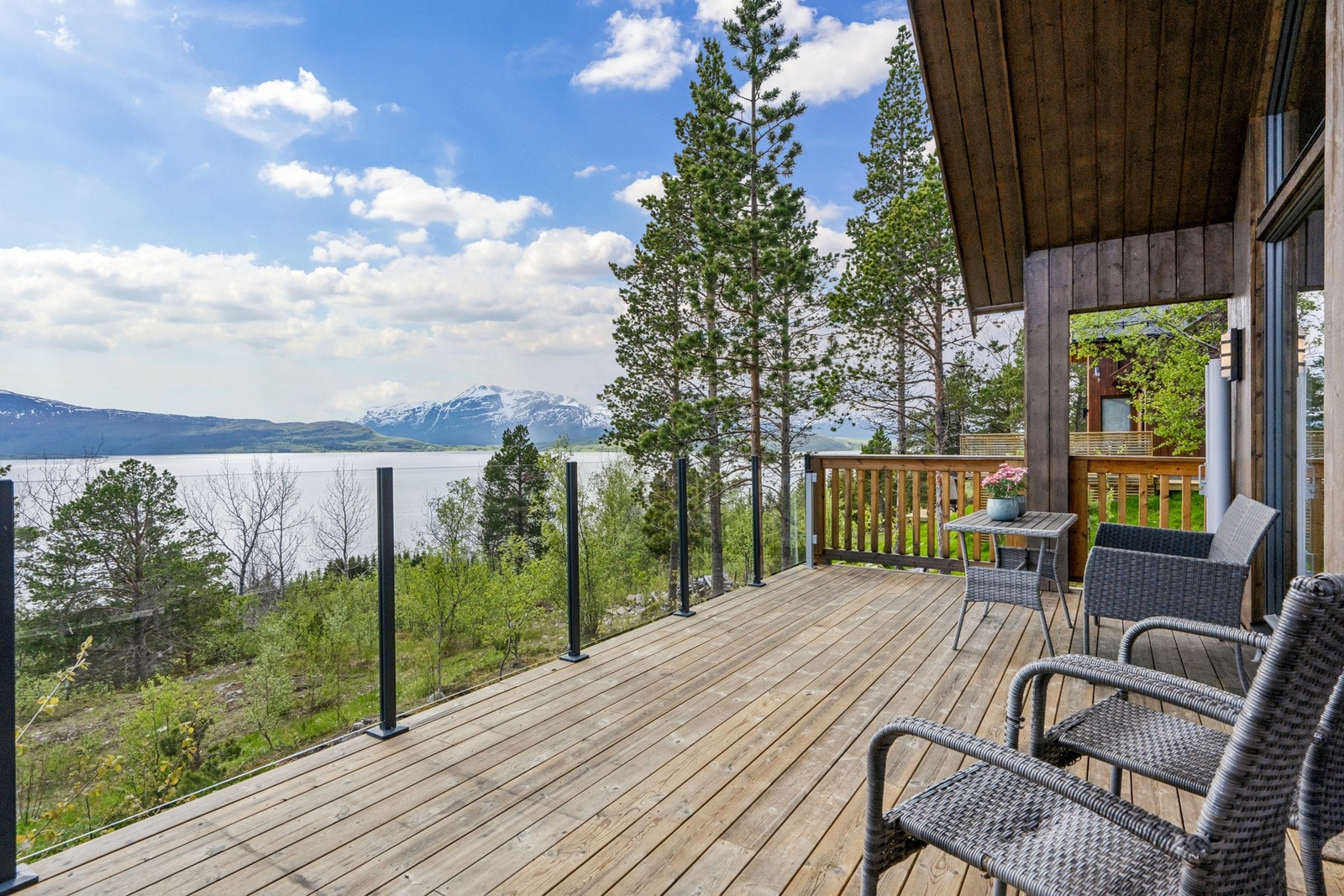 Her får du en gjennomført fritidsbolig med hems og anneks, som byr på gode og funksjonelle løsninger for både familie og gjester. Galleribilde