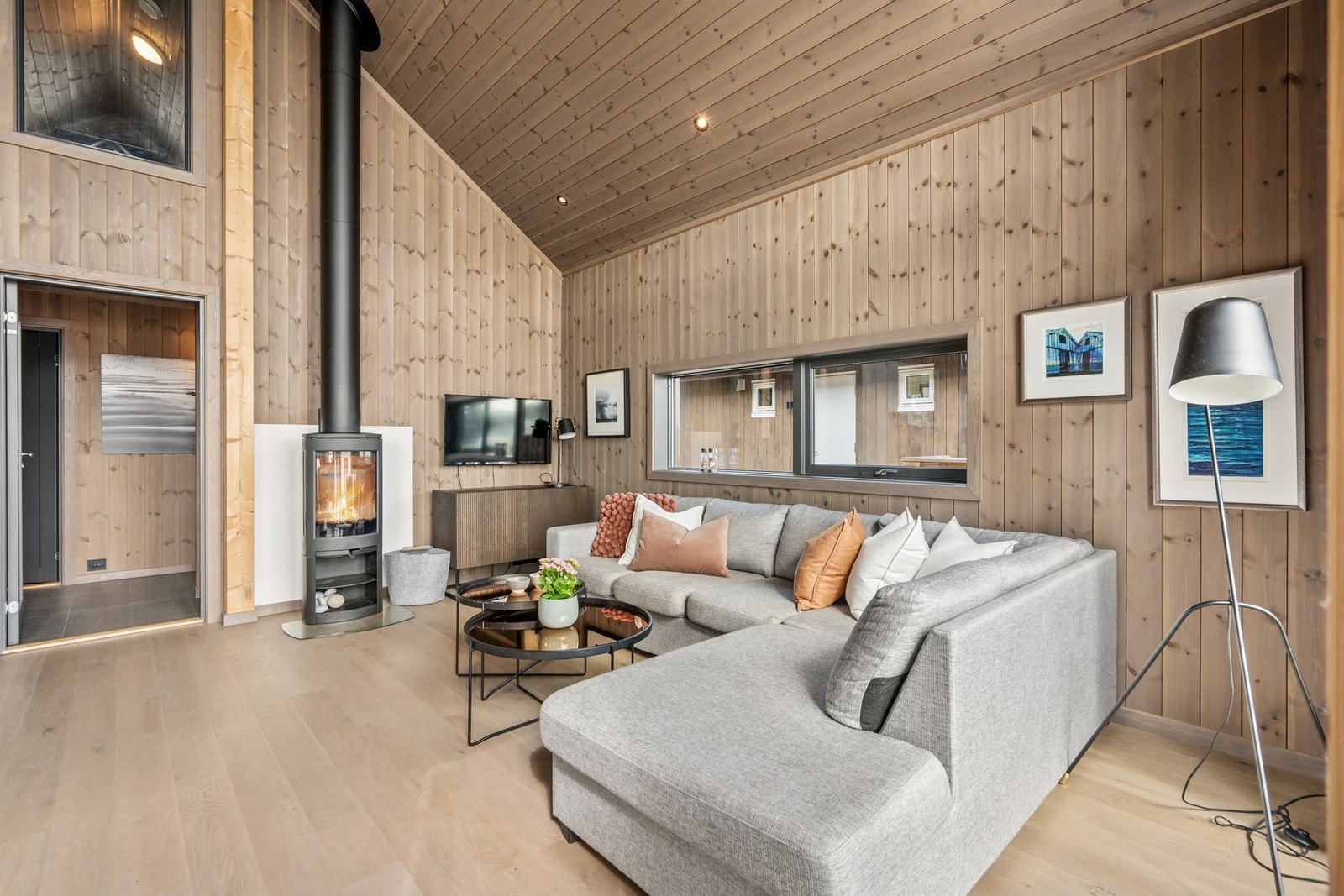 Oppholdsrom i åpen løsning, med naturlig overgang mellom stue, kjøkken og spiseplass. Galleribilde