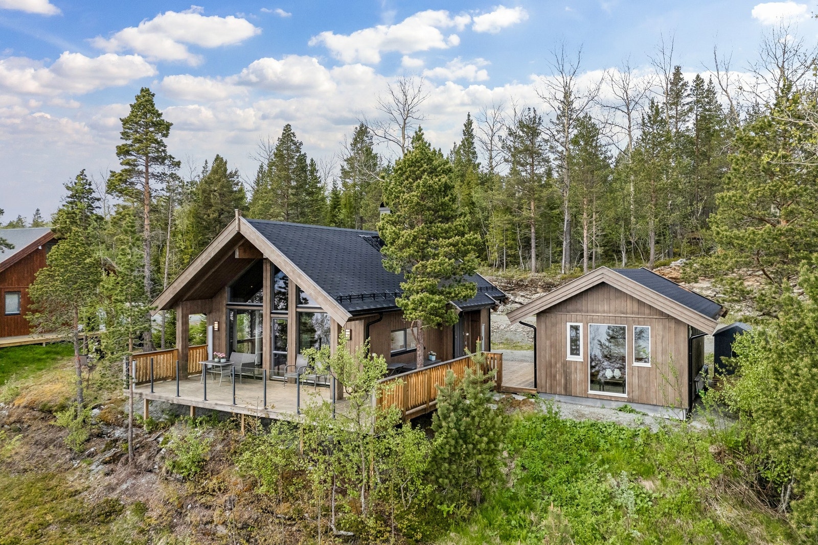 Fritidsbolig med romslig terrasse og tilhørende anneks, fint plassert i naturskjønne omgivelser. Galleribilde