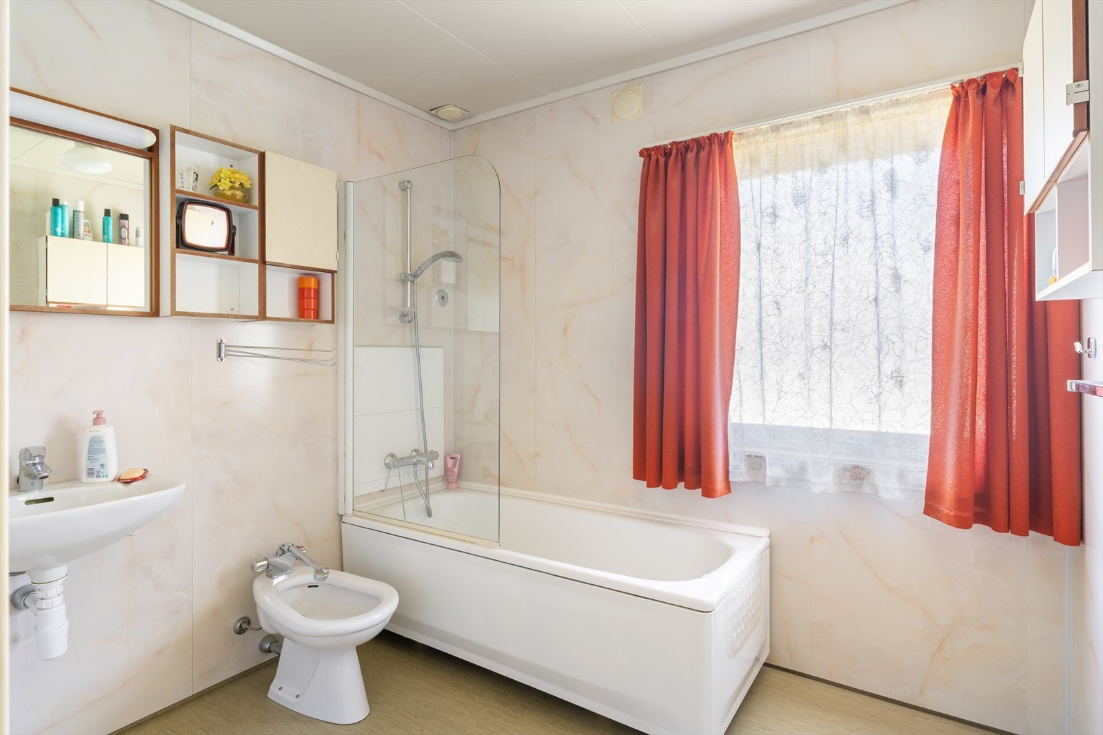 Badet i andre etasje er utstyrt med badekar med dusjløsning og servant. Galleribilde