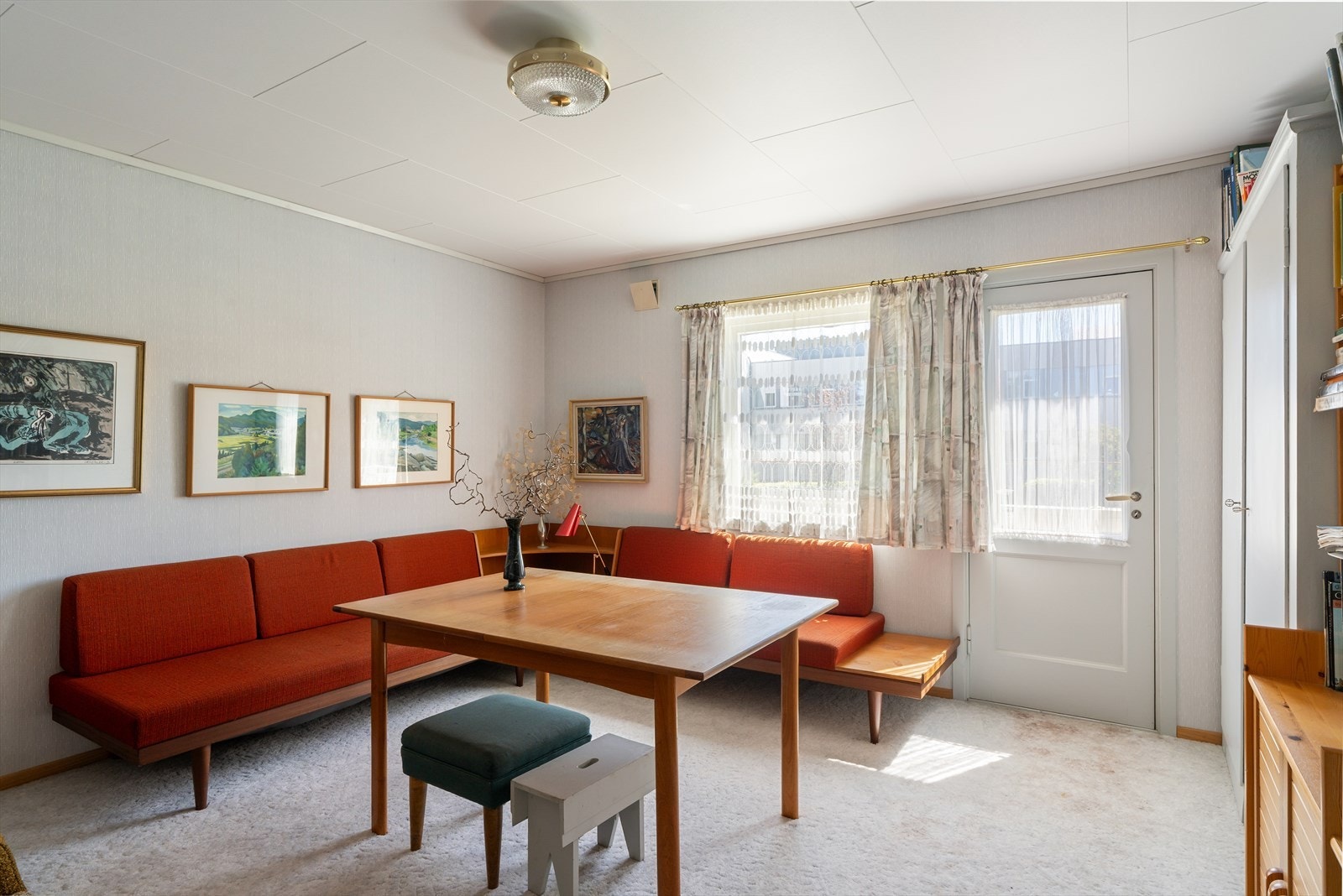 Loftstue i andre etasje med utgang til balkong. Galleribilde