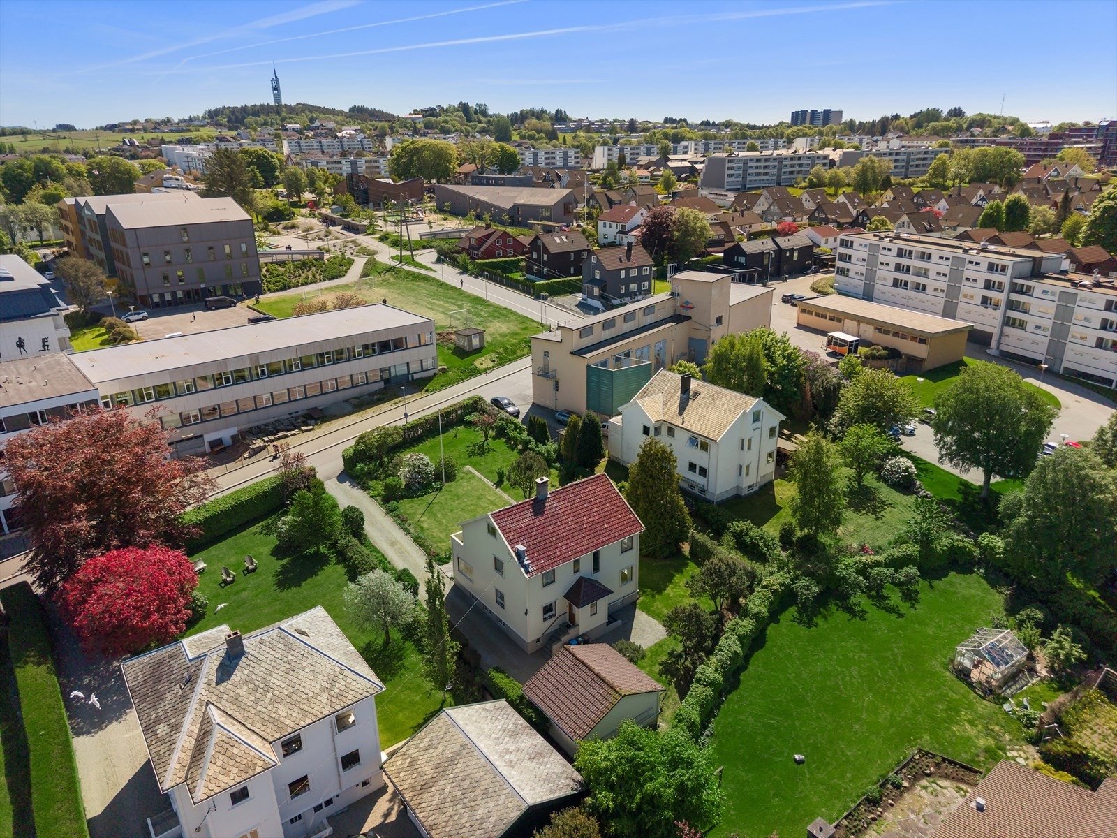 God bussforbindelse i nærområdet, med Tjensvoll kirke bussholdeplass kun en kort spasertur unna. Galleribilde