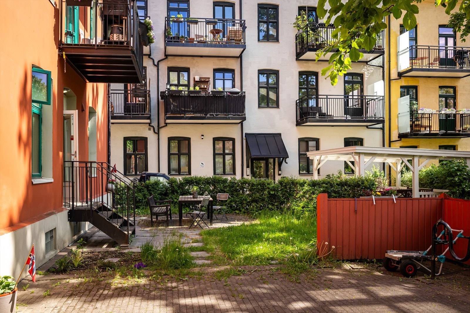 Med direkte utgang fra leiligheten er det enkelt å nyte solrike sommerdager. Galleribilde