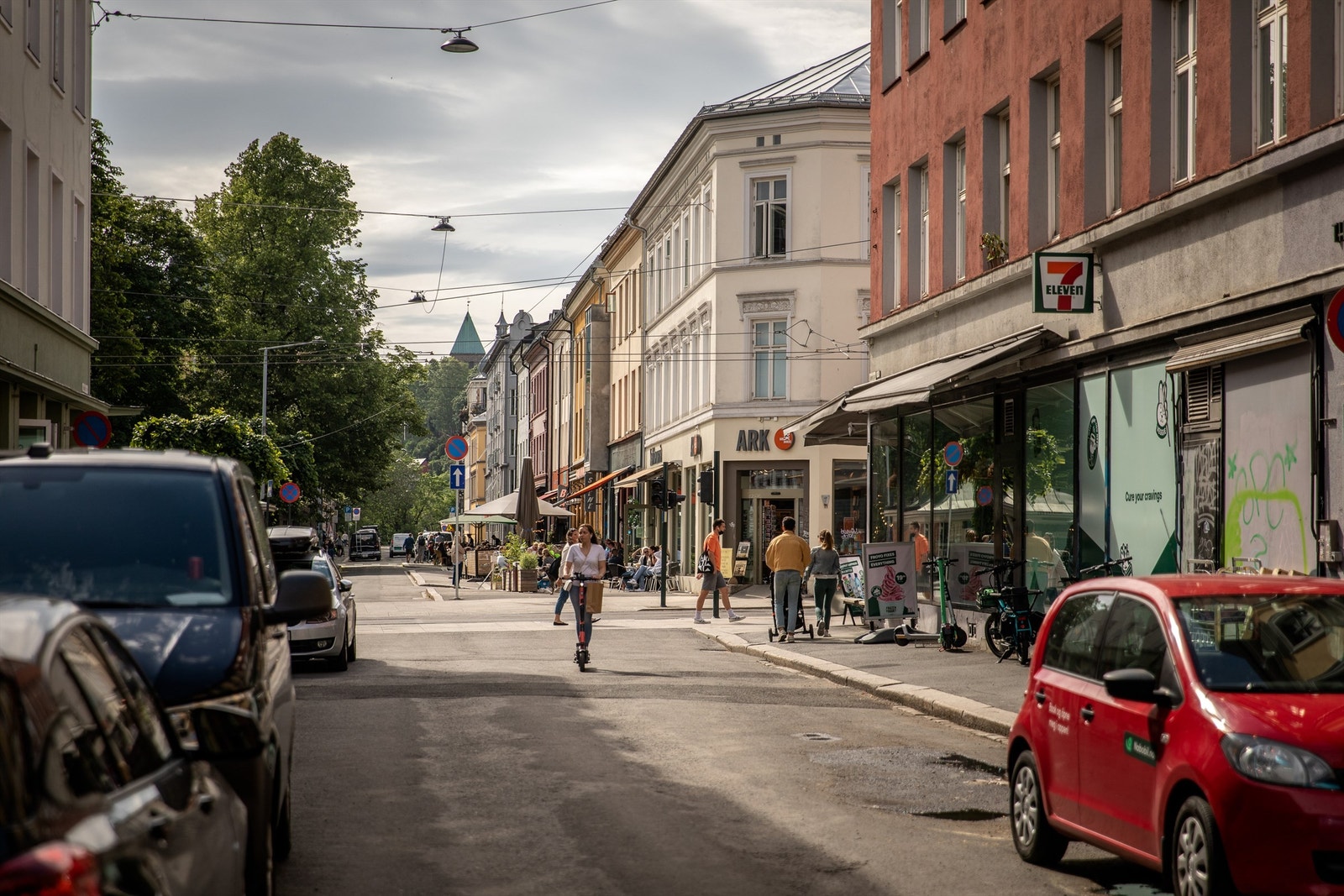 Grünerløkkas populære handlegater er like utenfor døren, med et rikt utvalg av kaféer, restauranter, barer og spennende nisjebutikker. Galleribilde